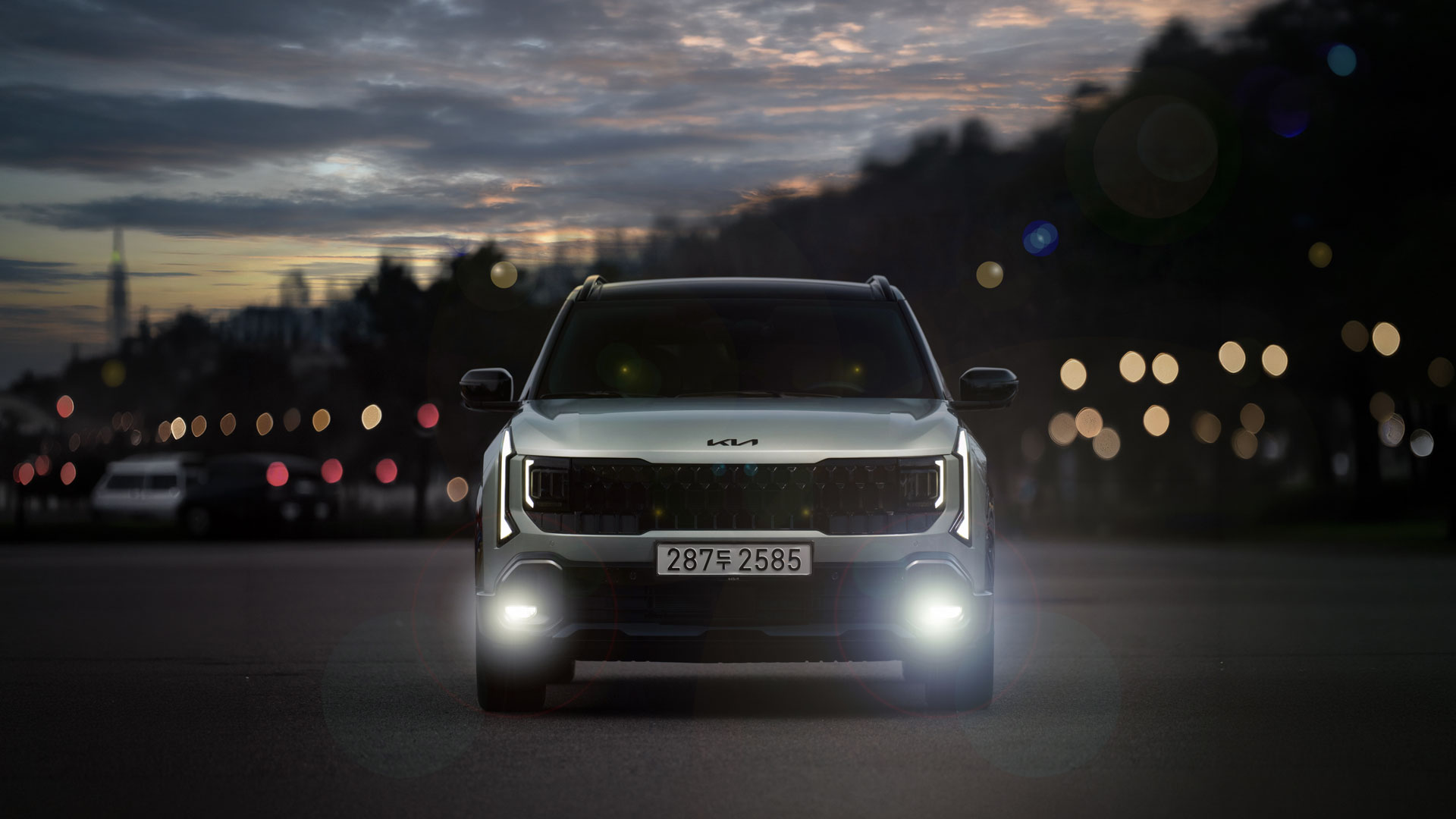 In the heart of the city, the Kia Seltos X-Line delivers a bold presence with dynamic lighting. - main