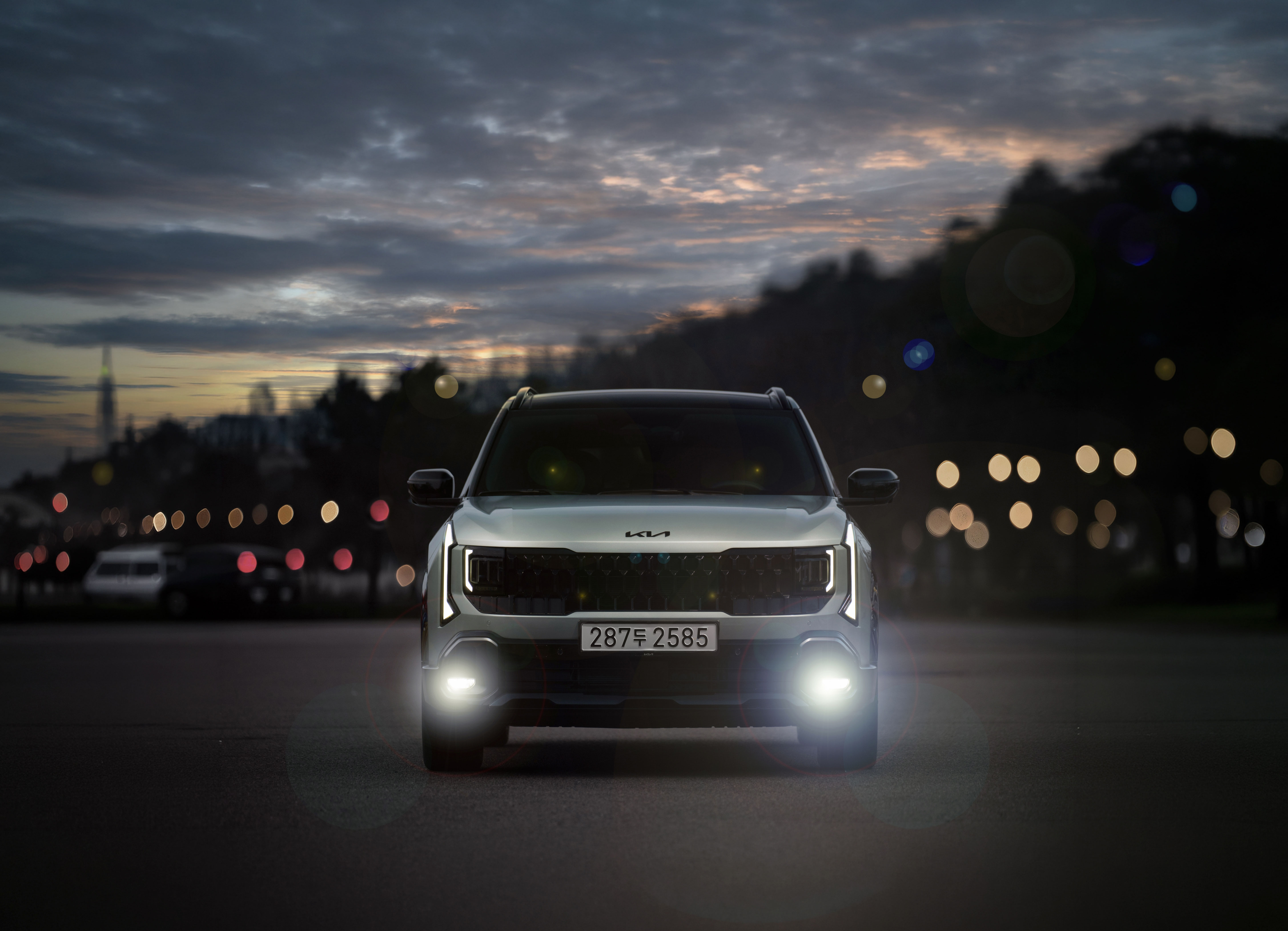 In the heart of the city, the Kia Seltos X-Line delivers a bold presence with dynamic lighting. (1)