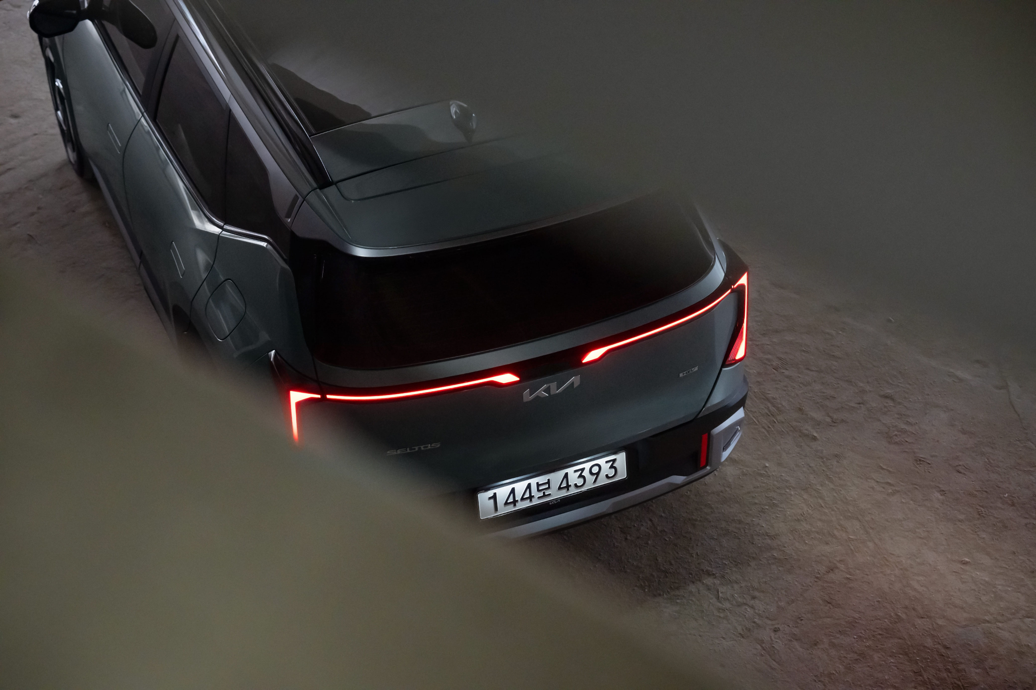 In the heart of the city, the Kia Seltos X-Line delivers a bold presence with dynamic lighting. (2)