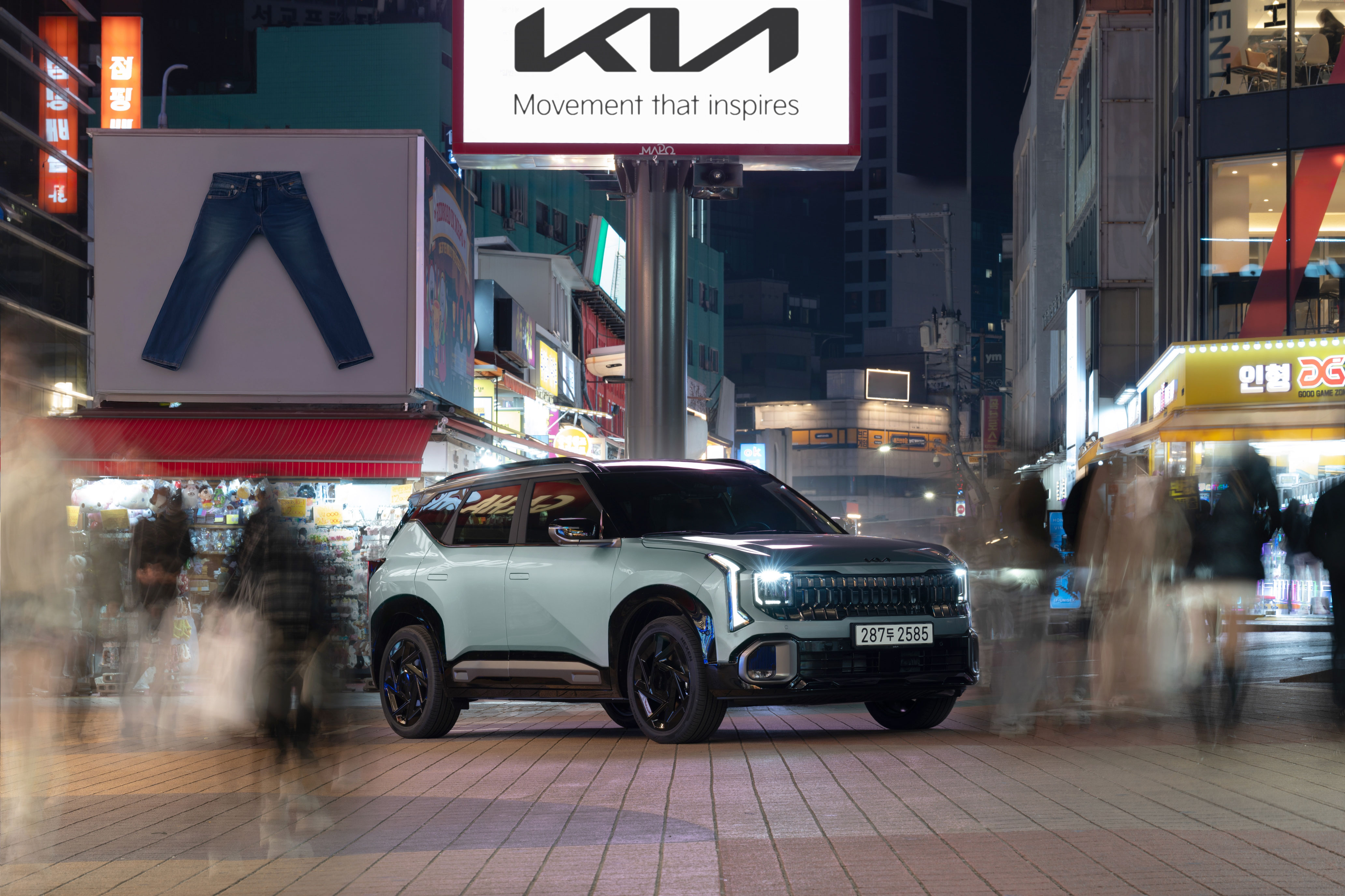 In the heart of the city, the Kia Seltos X-Line delivers a bold presence with dynamic lighting. (3)