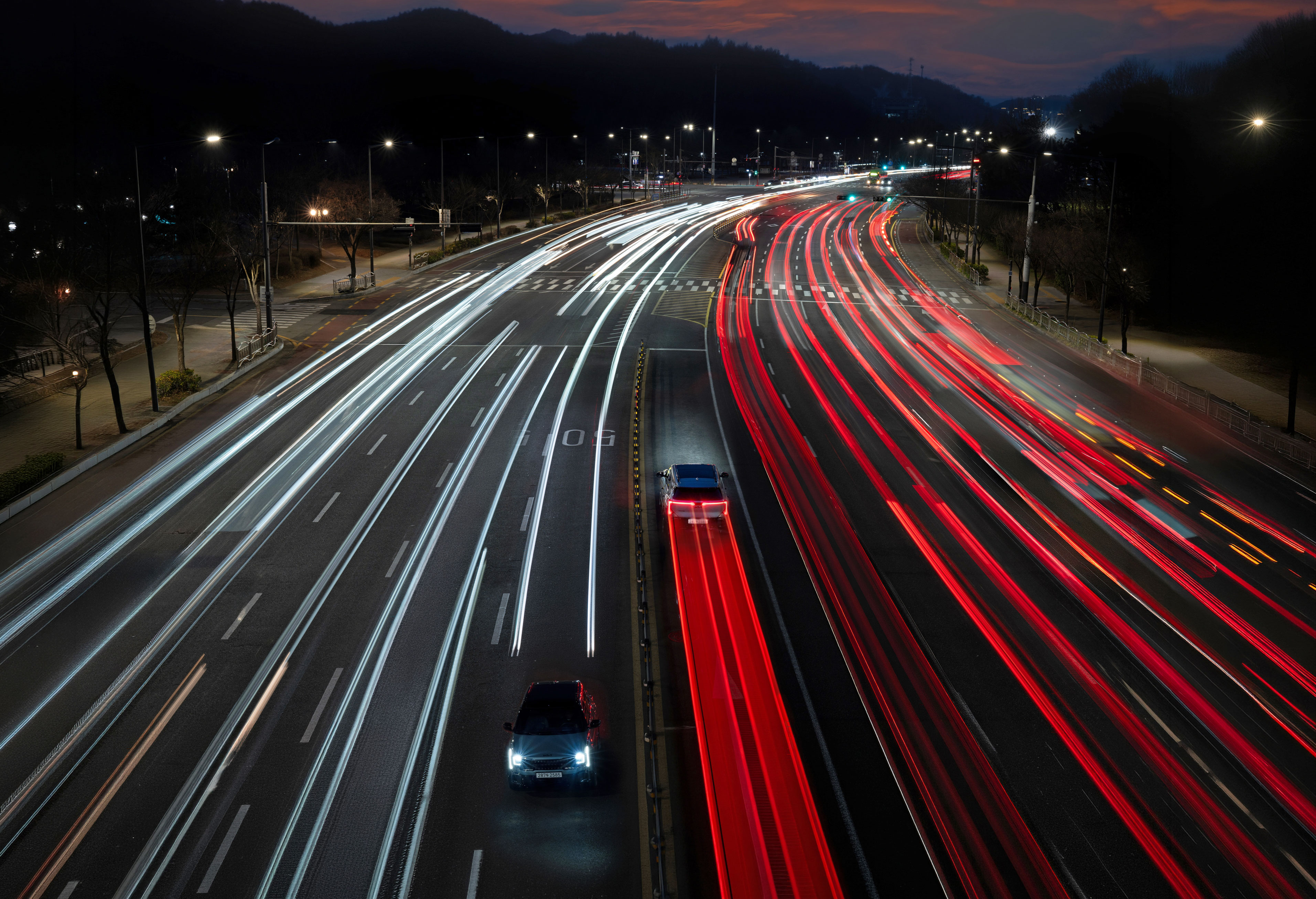 In the heart of the city, the Kia Seltos X-Line delivers a bold presence with dynamic lighting. (4)