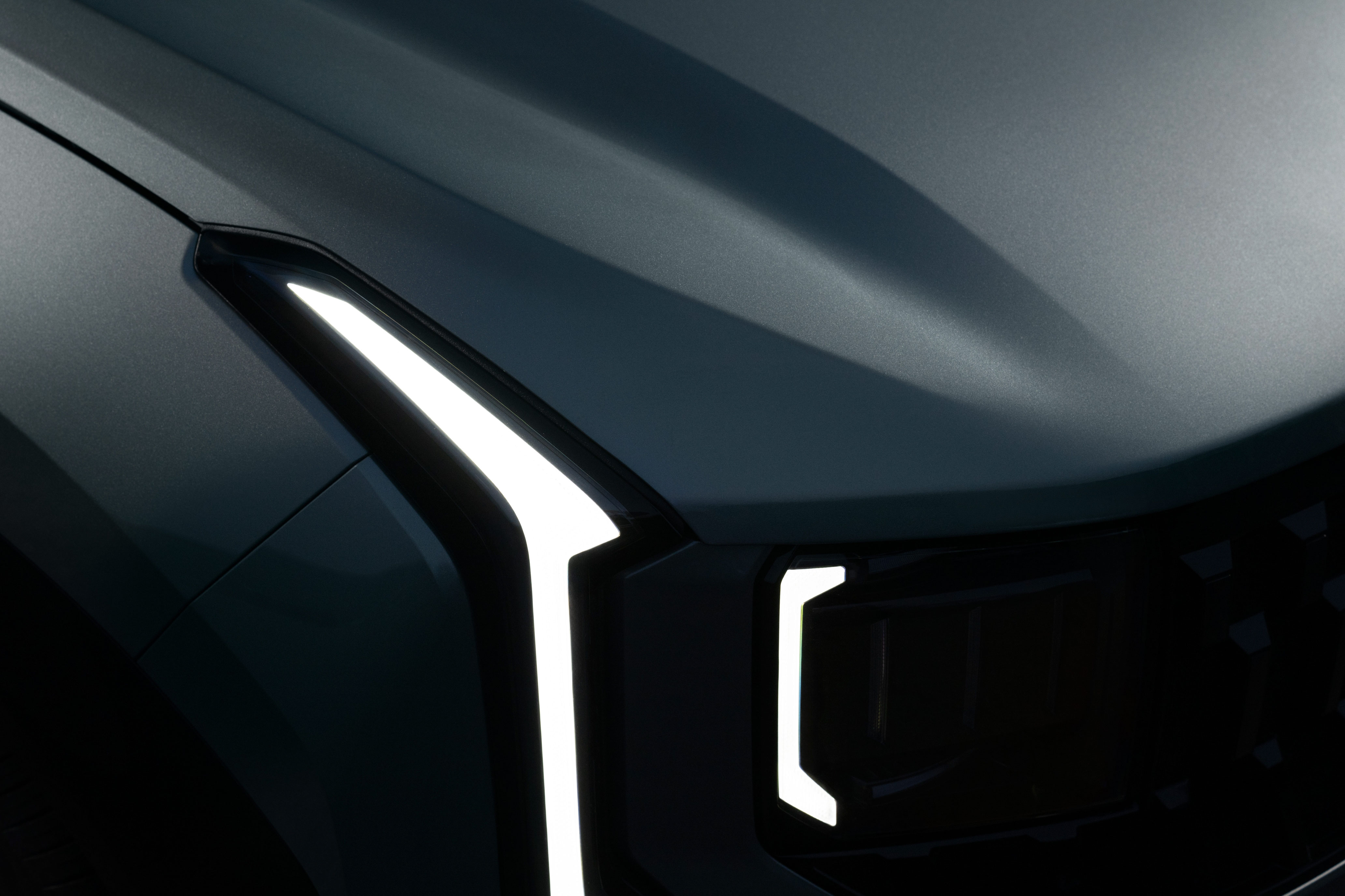 In the heart of the city, the Kia Seltos X-Line delivers a bold presence with dynamic lighting. (5)