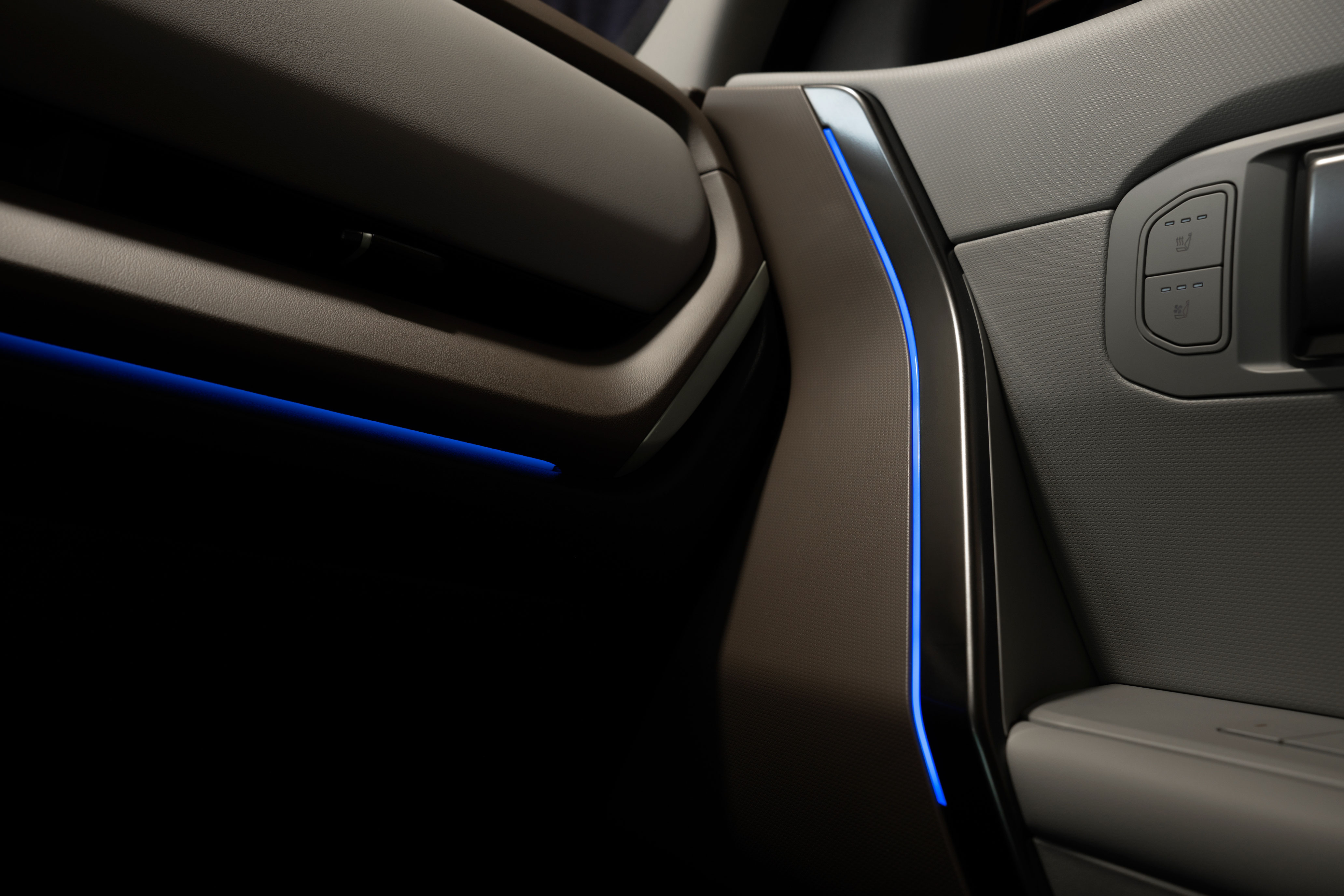 In the heart of the city, the Kia Seltos X-Line delivers a bold presence with dynamic lighting. (6)