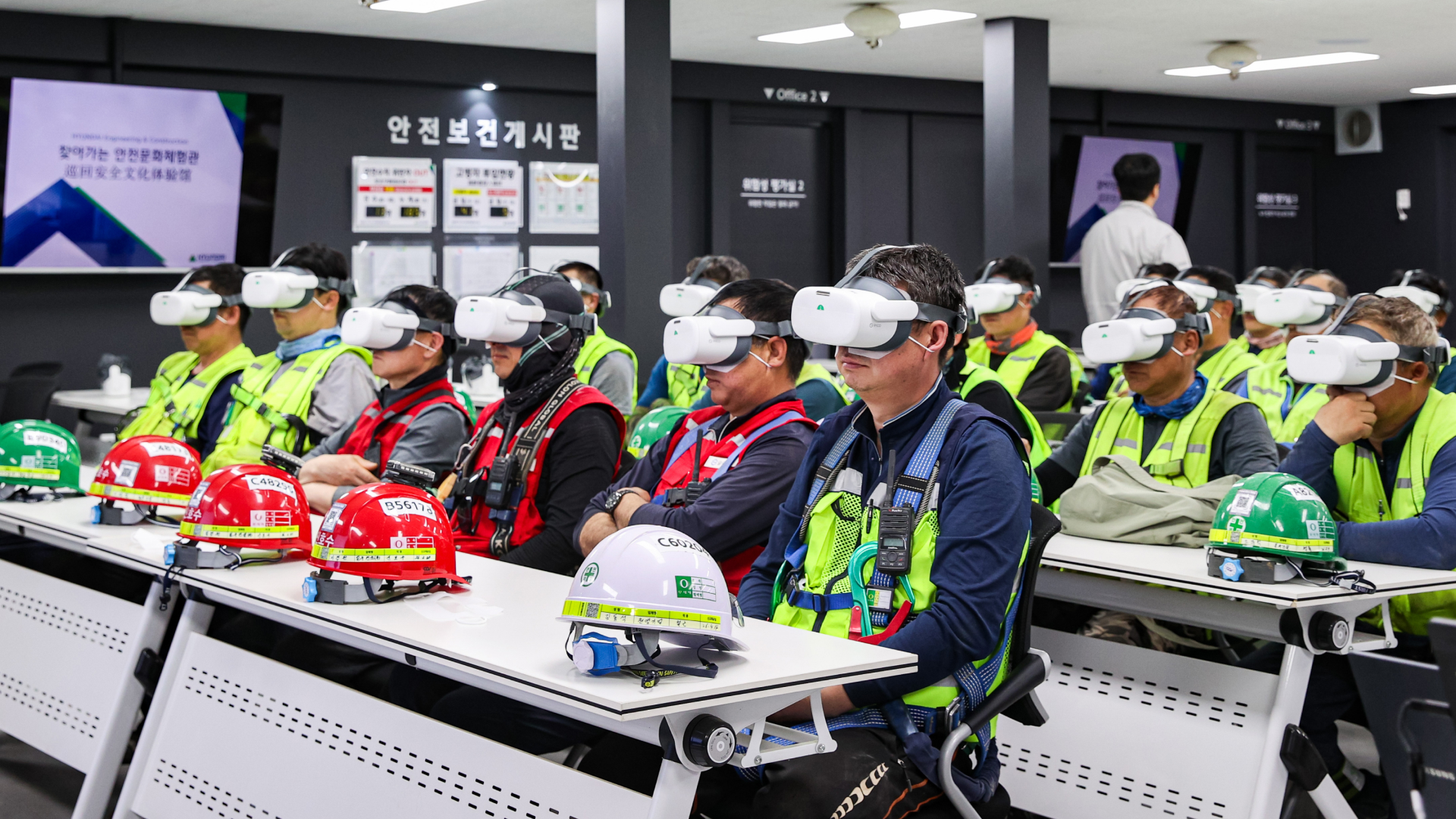현장 근로자들이 ‘찾아가는 안전문화체험관’ 교육에 참여해 VR 장비를 활용한 체험형 콘텐츠로 안전교육을 받고 있다.