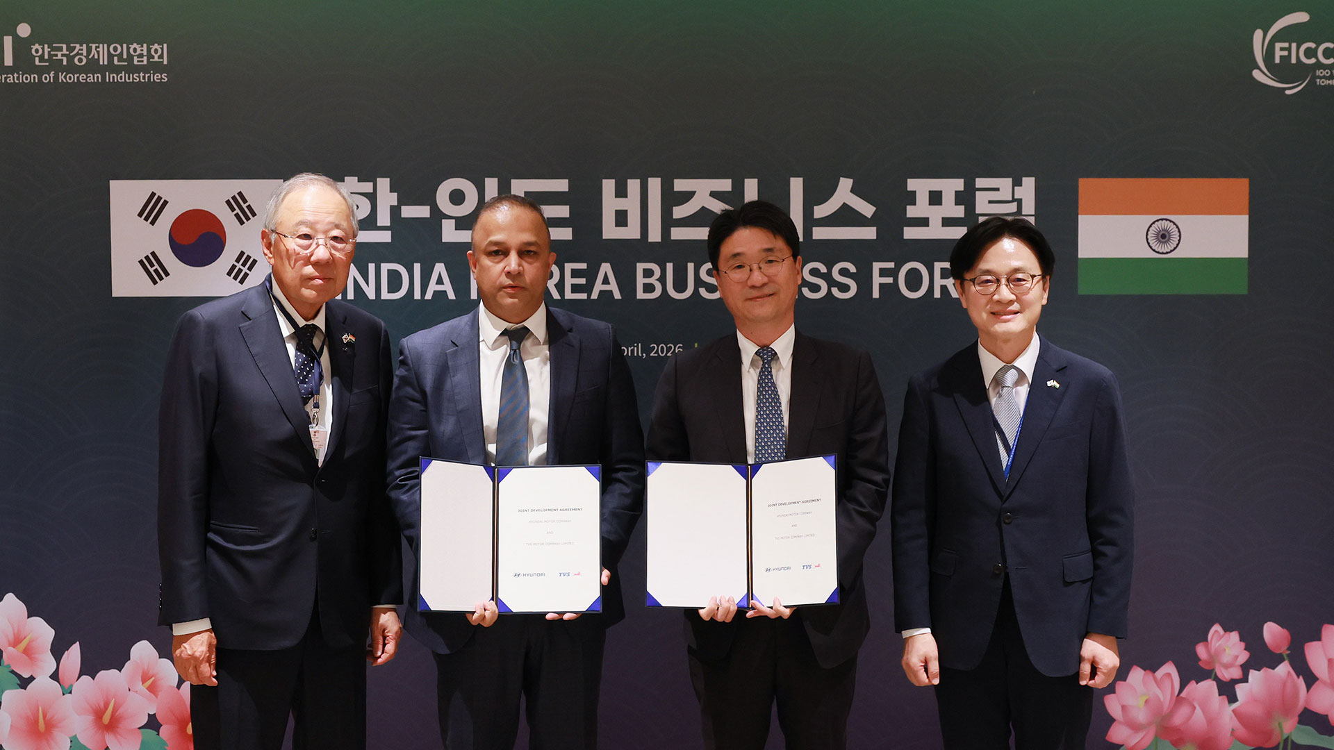 (왼쪽부터) 한국경제인연합회 류진 회장, TVS 전략 담당 샤라드 모한 미쉬라(Sharad Mohan Mishra) 사장, 현대차 경영전략담당 고중선 전무, 산업통상자원부 김정관 장관이 한-인도 비즈니스 포럼에서 기념 촬영을 하는 모습