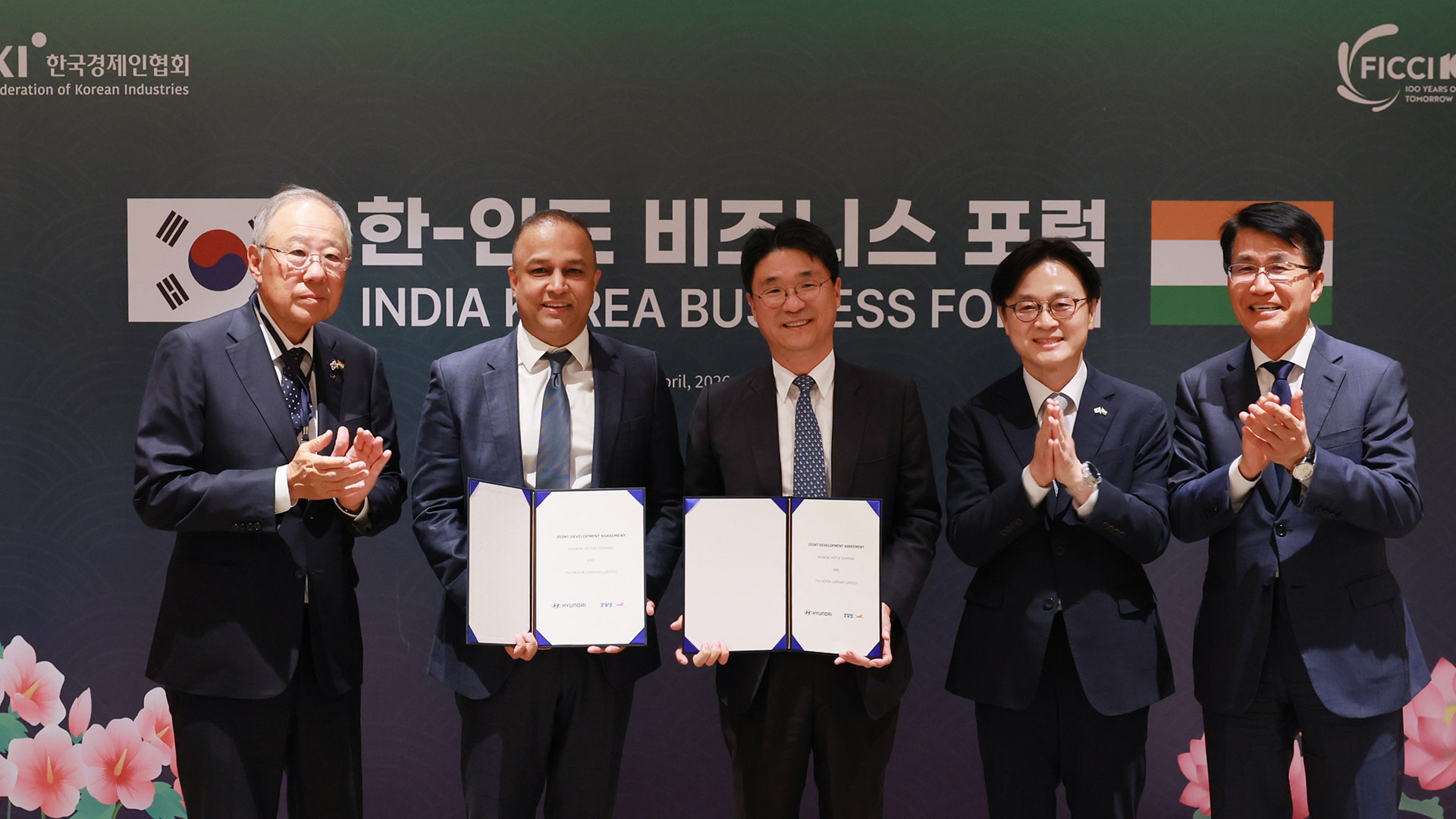 (왼쪽부터) 한국경제인연합회 류진 회장, TVS 전략 담당 샤라드 모한 미쉬라(Sharad Mohan Mishra) 사장, 현대차 경영전략담당 고중선 전무, 산업통상자원부 김정관 장관, 현대차 전략기획실장 김동욱 부사장이 한-인도 비즈니스 포럼에서 기념 촬영을 하는 모습
