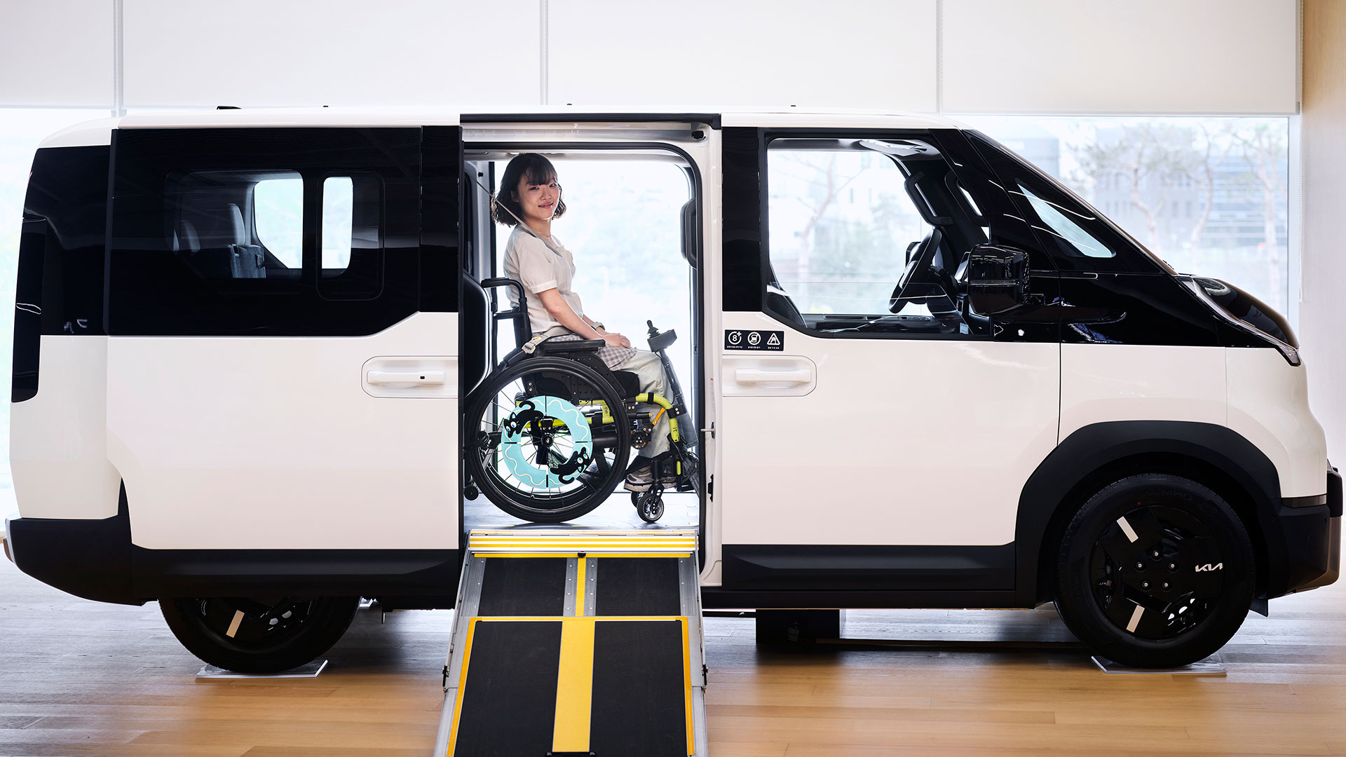 유튜버 '굴러라 구르님'이 PV5 WAV와 함께 기념촬영을 하고 있는 모습