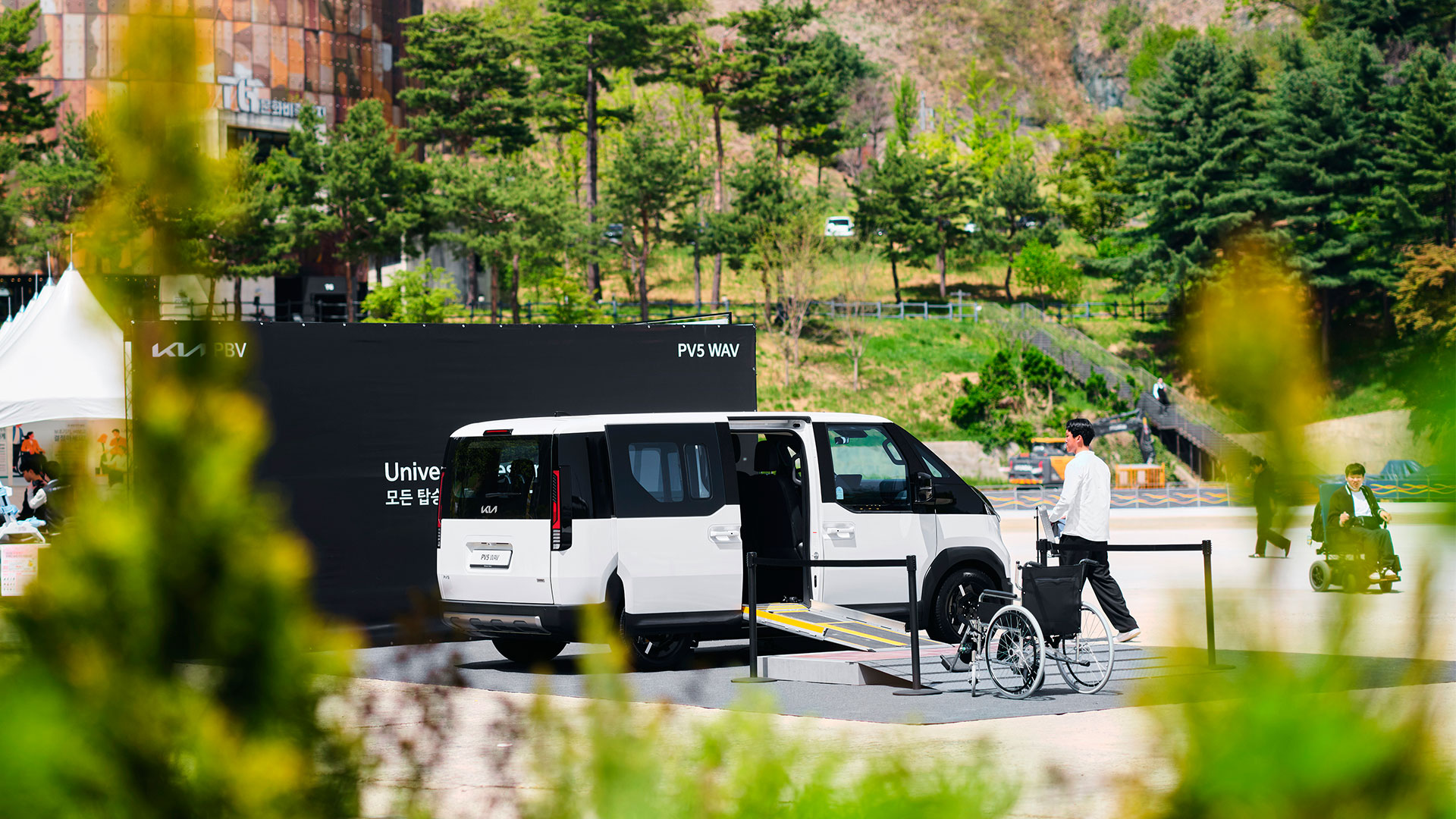 4월 18일(토) 서울 마포구 문화비축기지에서 열린 '2026 선 넘는 페스티벌'에서 기아가 마련한 PV5 WAV 체험 부스