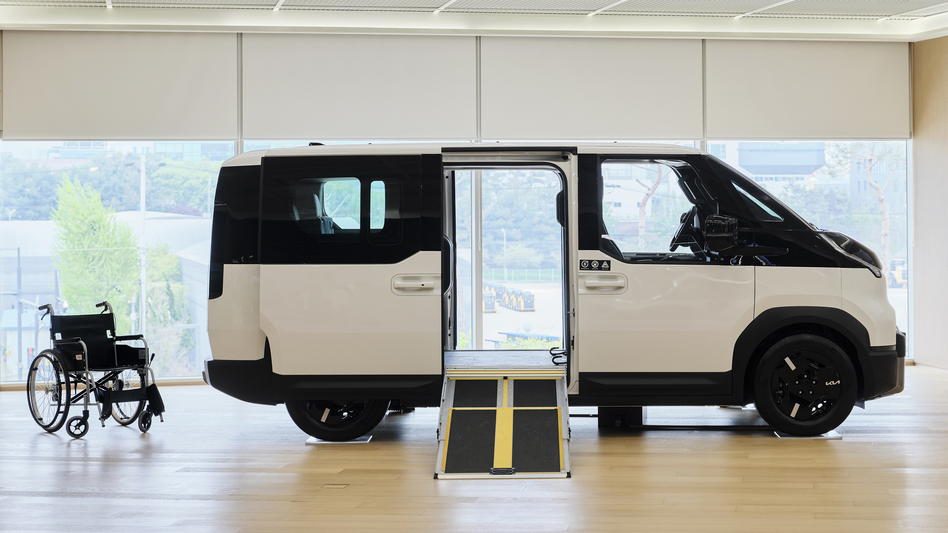 휠체어와 PV5 WAV가 나란히 있는 모습