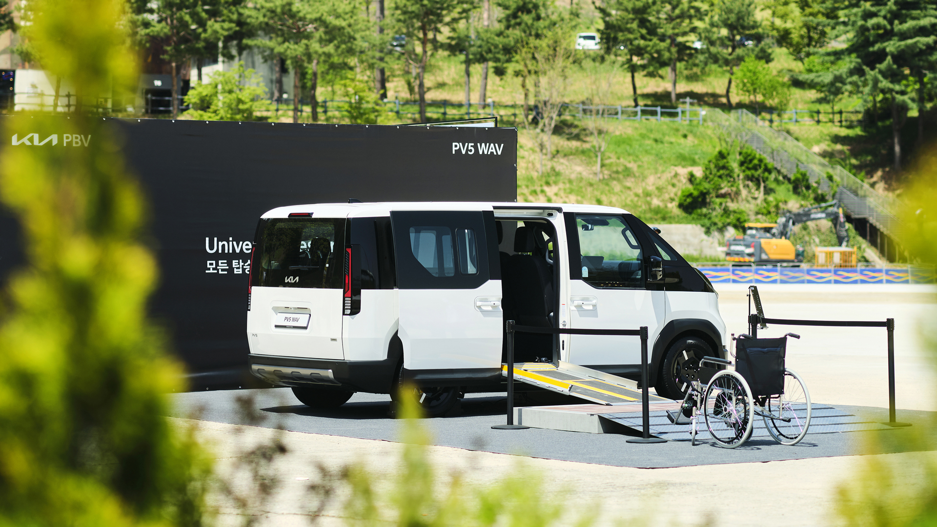 무빙 캔버스 행사장에서 포토존 앞에 있는 PV5 WAV