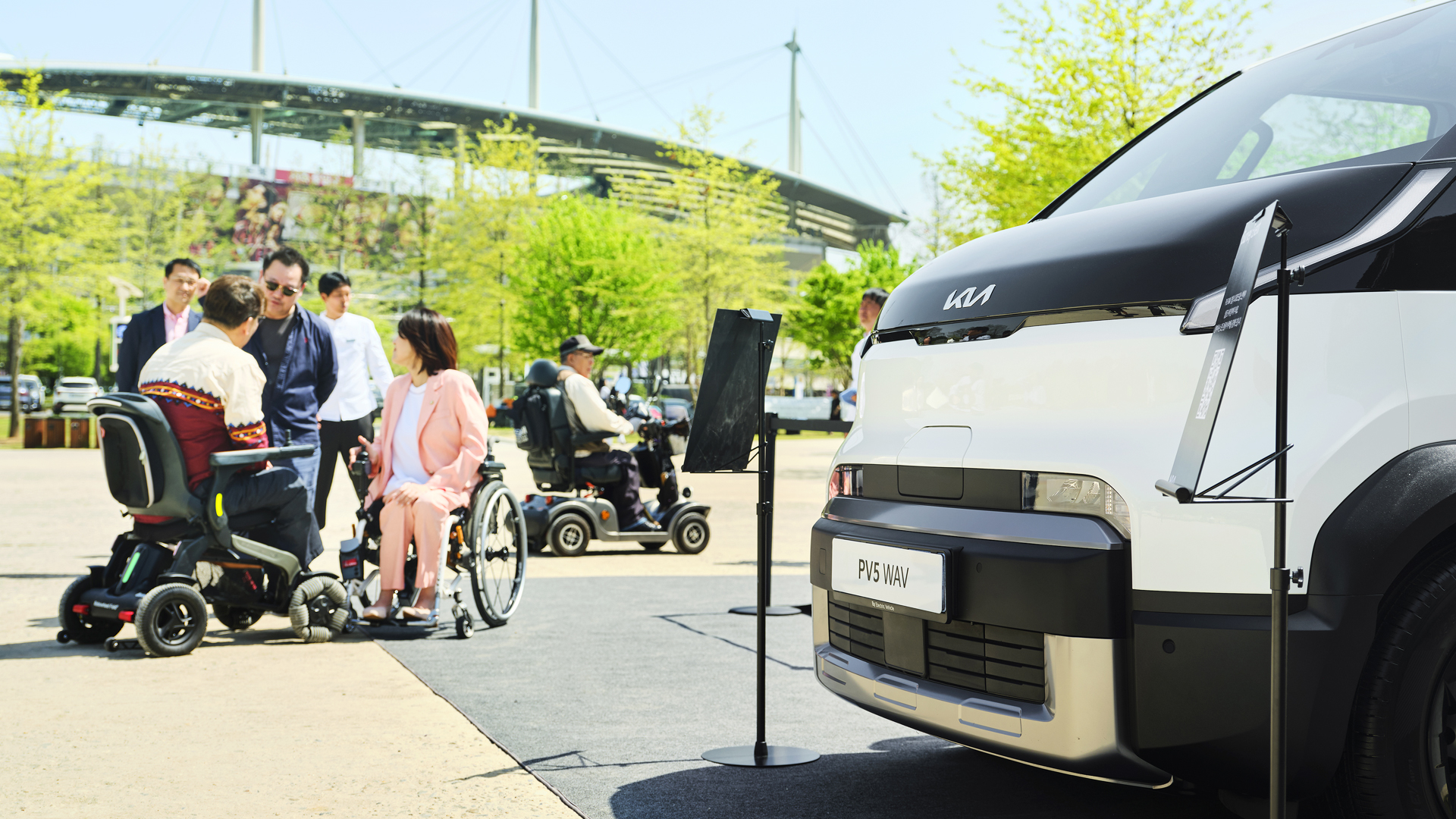 행사장에 모여있는 사람들