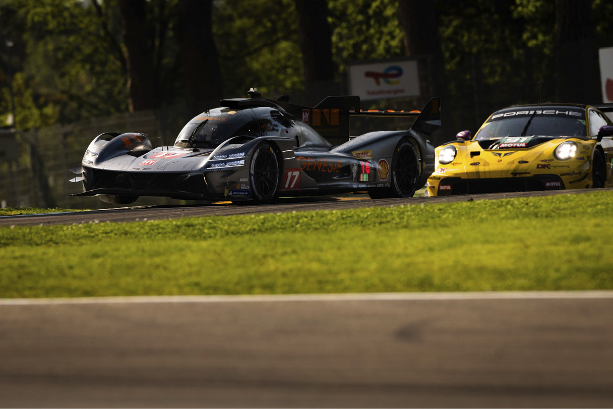 제네시스 하이퍼카가 주행 중이다