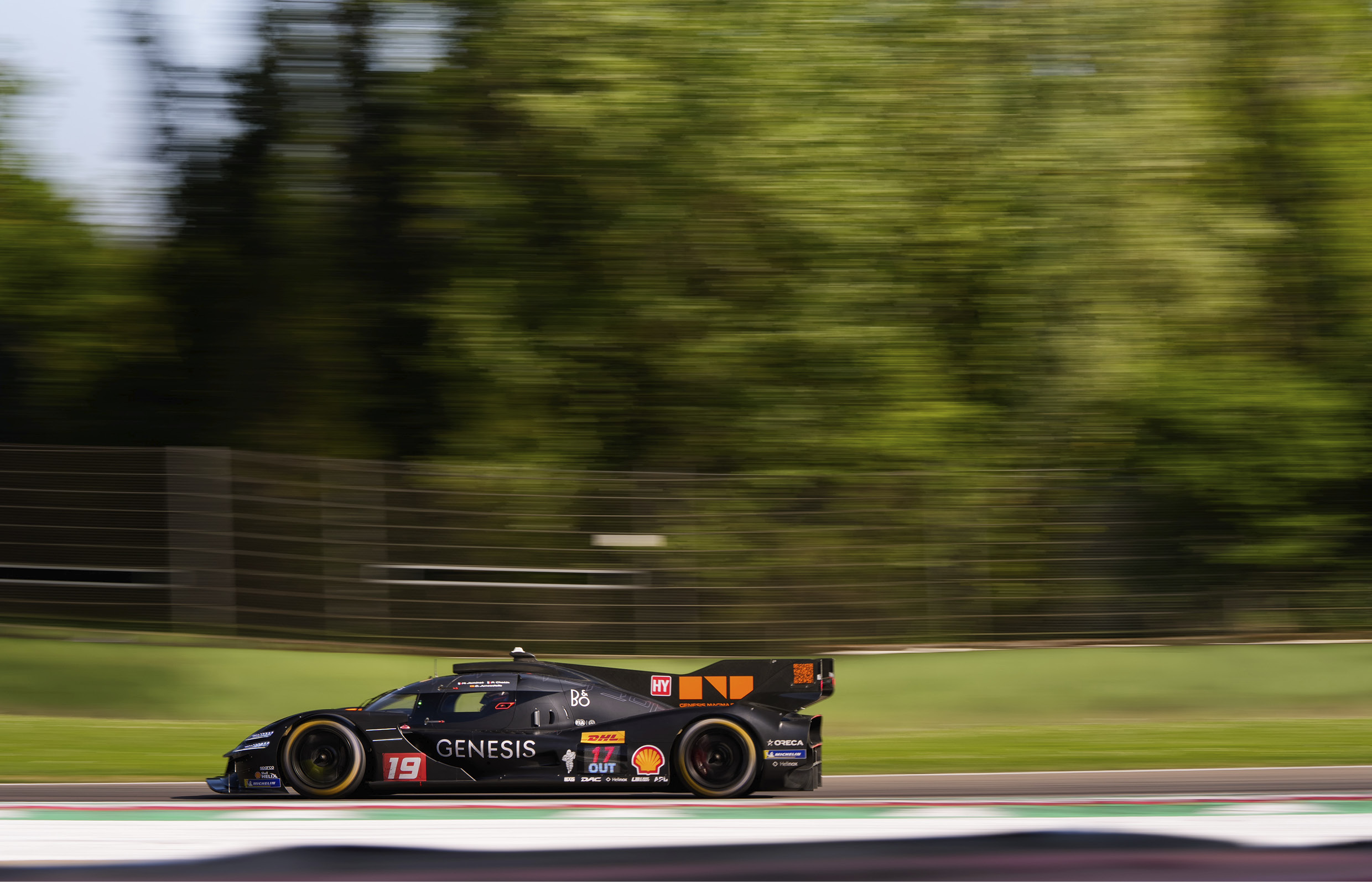 제네시스 하이퍼카가 트랙을 달리고 있다