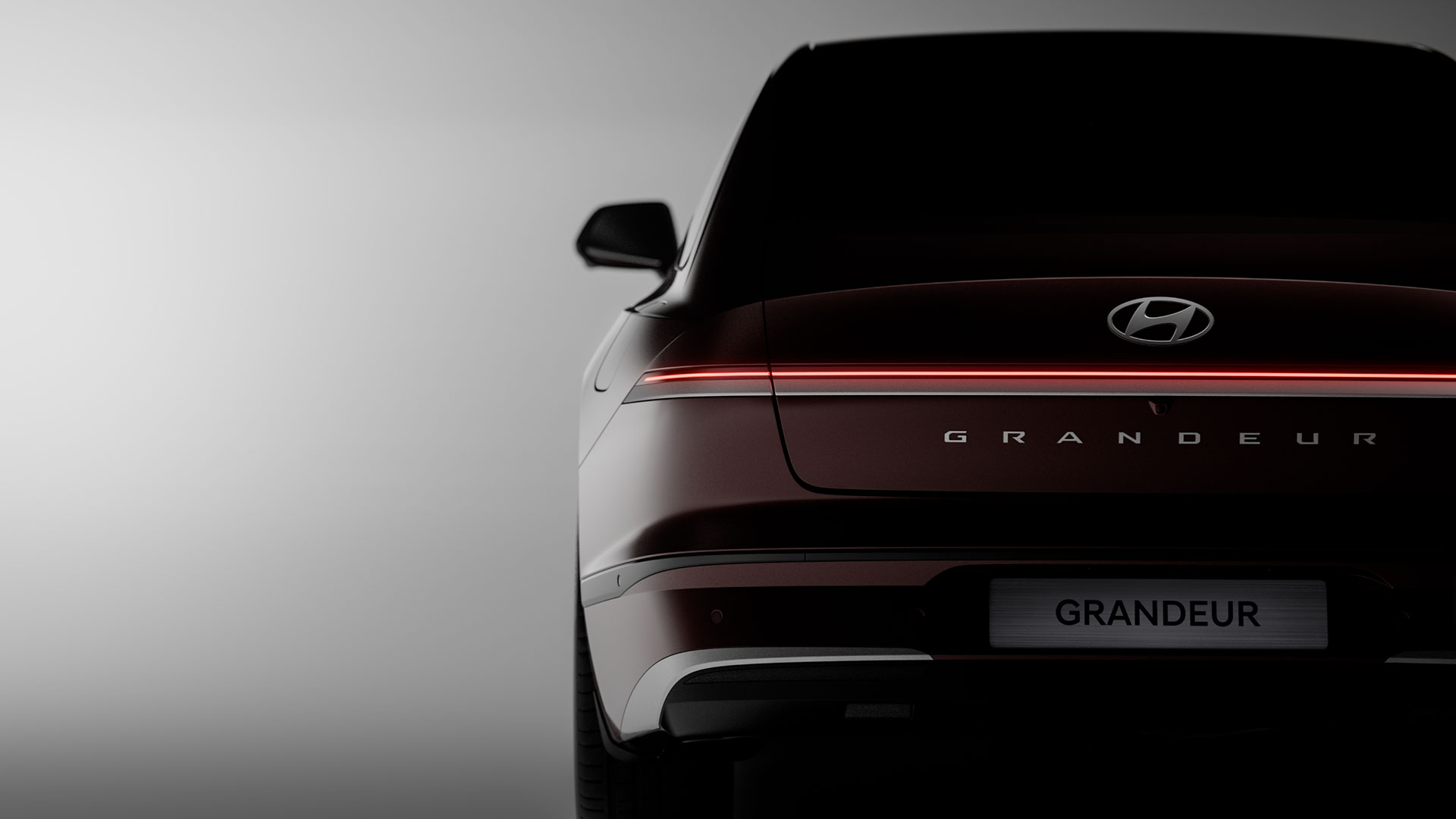 현대자동차가 신차급으로 완전히 탈바꿈한 그랜저의 페이스리프트 모델, ‘더 뉴 그랜저(The new Grandeur)’의 내·외장 디자인을 28일(화) 최초로 공개했다.-3