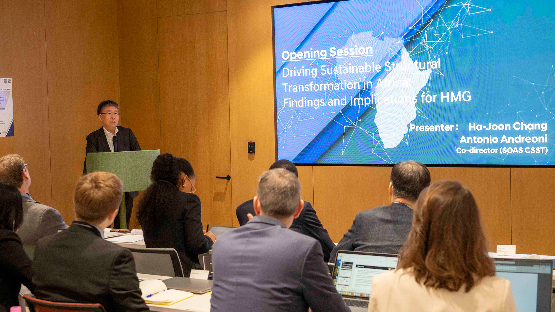 장하준 런던대학교 SOAS CSST 공동소장이 ‘SOAS CSST 연구 성과 보고회’에서 발표를 하고 있다.