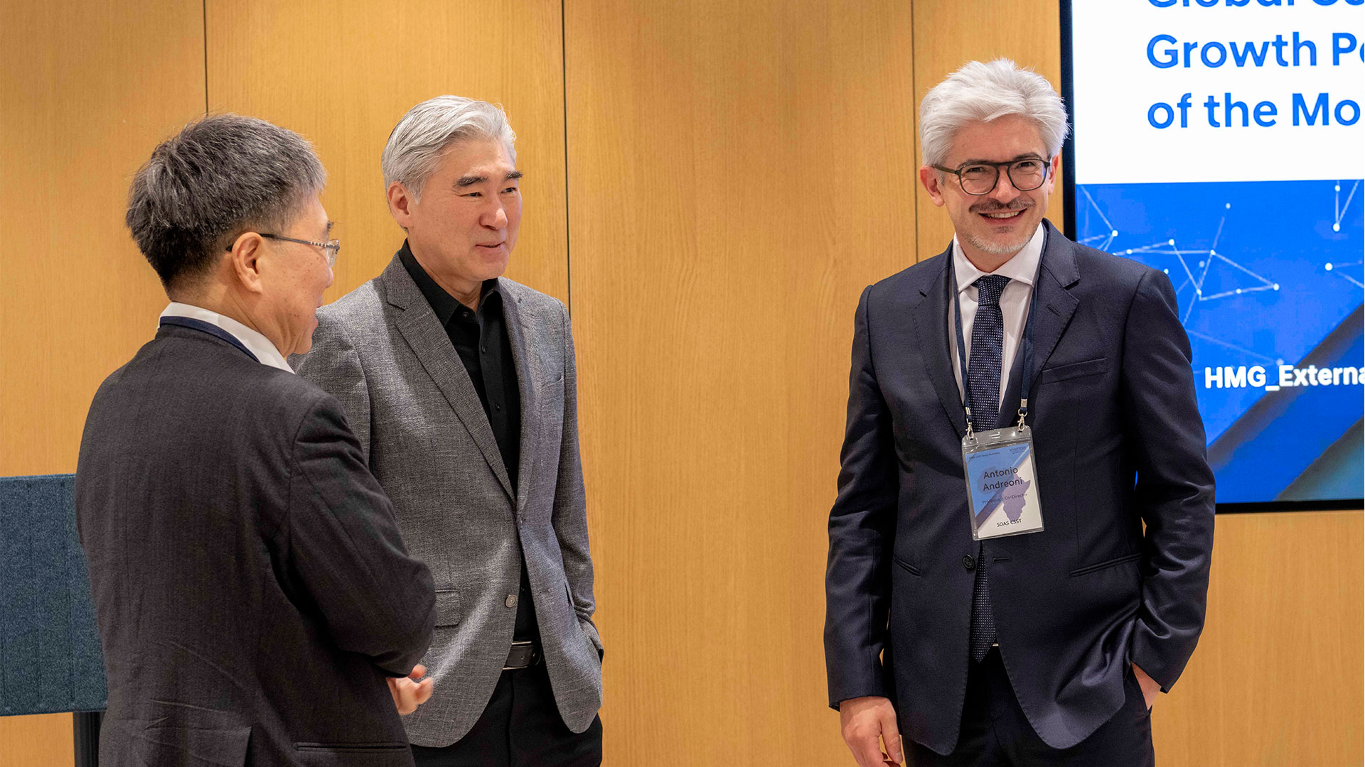 ‘SOAS CSST 연구 성과 보고회’에서 성 김 현대차그룹 전략기획담당 사장(가운데)이 장하준 런던대학교 SOAS CSST 공동소장(왼쪽), 안토니오 안드레오니(Antonio Andreoni) 런던대학교 SOAS CSST 공동소장(오른쪽)과 대화를 나누고 있다.