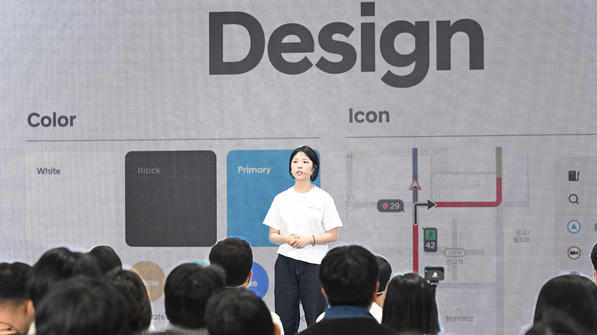 '플레오스 커넥트 미디어 데이'에서 내비게이션에 대해 발표 중인 현대차·기아 내비게이션개발팀 윤한나 연구원