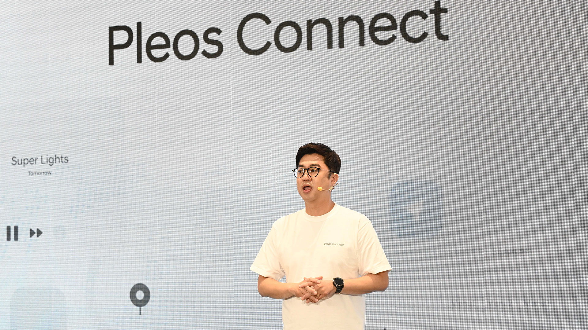 '플레오스 커넥트 미디어 데이'에서 앱마켓에 대해 발표 중인 42dot Pleos Playground 윤치형 GL