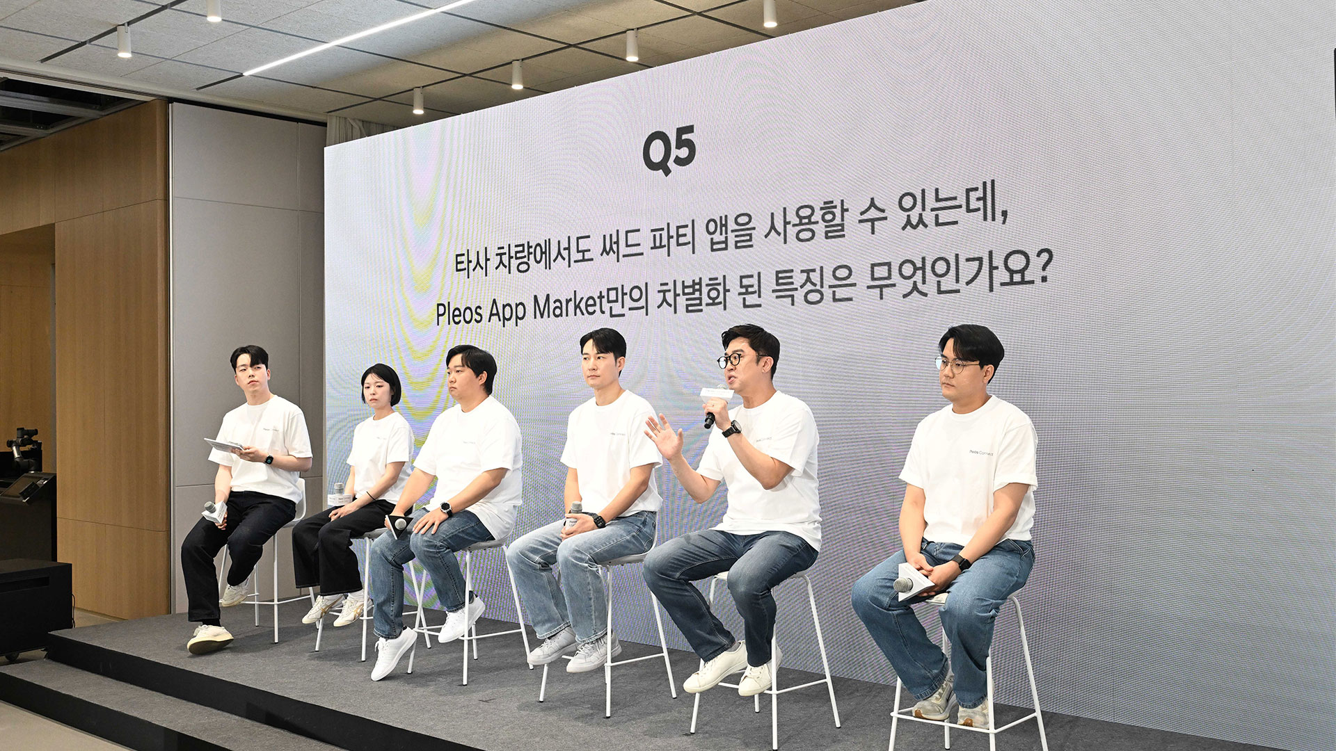 '플레오스 커넥트 미디어 데이'에서 Q&A 세션을 진행하는 모습 (좌측부터 현대차·기아 류권우 매니저, 윤한나 연구원, 이승재 책임연구원, 김창섭 책임연구원, 42dot 윤치형 TL, 이종호 GL)