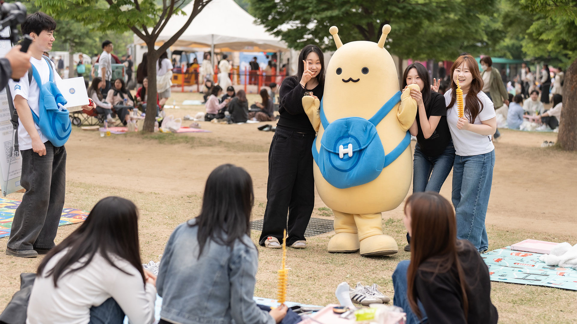 지난 2일 서울 여의도 한강공원 멀티프라자에서 서울시 공공행사와 연계해 열린 ‘르르르 X 책읽는 한강공원, 르르르의 시티뚜어’ 행사에 참여한 르르르와 시민들