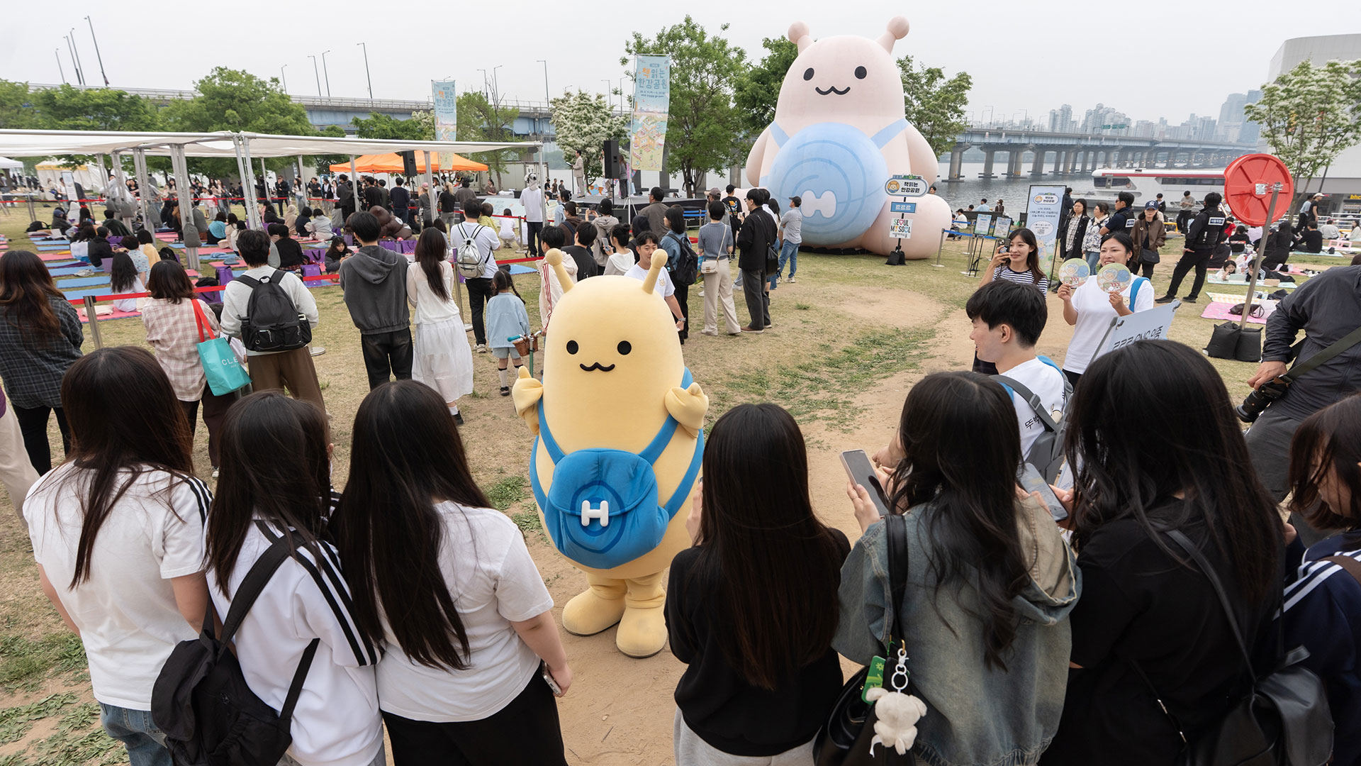 지난 2일 서울 여의도 한강공원 멀티프라자에서 서울시 공공행사와 연계해 열린 ‘르르르 X 책읽는 한강공원, 르르르의 시티뚜어’ 행사에 참여한 르르르와 시민들 -2