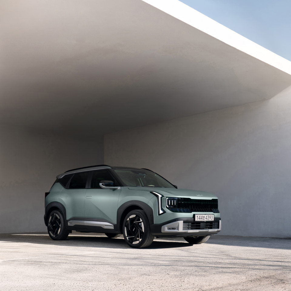 The all-new Seltos pairs a strong exterior design with a spacious interior built for comfort and flexibility. - th