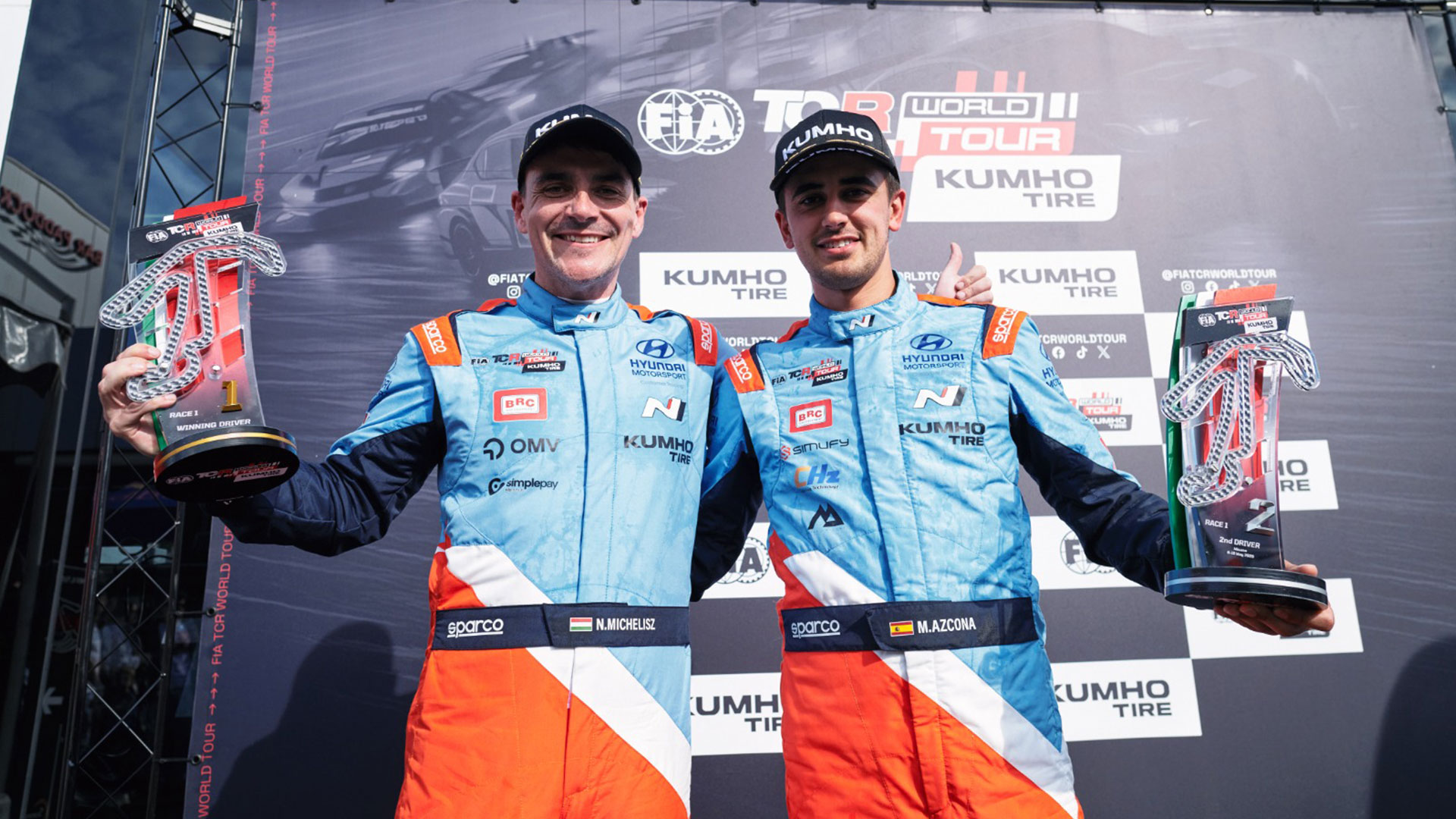 노버트 미첼리즈(Norbert Michelisz, 왼쪽)와 미켈 아즈코나(Mikel Azcona)가 5월 8일(금)~10일(일, 현지시각) 열린 '2026 TCR 월드투어' 개막전 이탈리아 대회에서 우승과 준우승을 차지하고 기뻐하는 모습