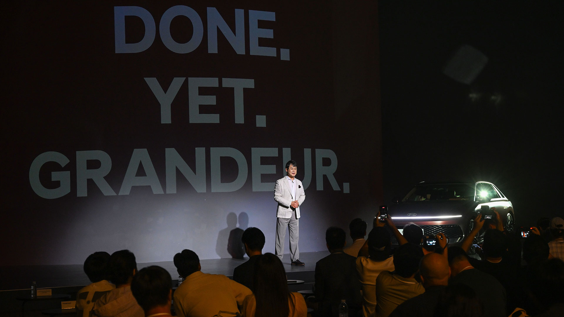 13일(수) 서울 광진구 ‘그랜드 워커힐 빛의 시어터’에서 진행한 ‘더 뉴 그랜저 미디어 데이’ 행사에서 현대차 국내사업본부장 윤효준 전무가 환영사를 하고 있는 모습