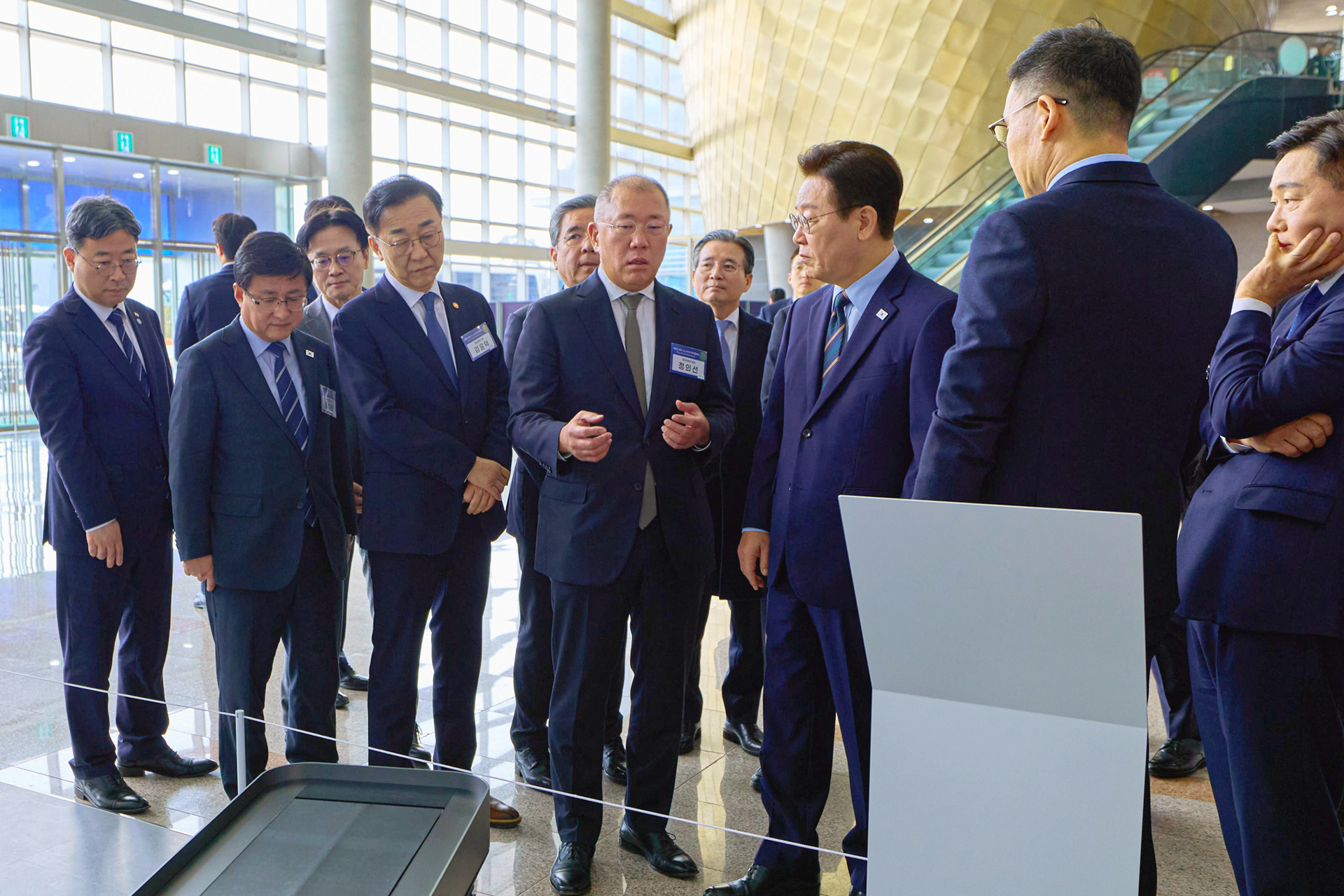 Hyundai Motor Group Executive Chair Chung Euisun meets President Lee Jae Myung to discuss the Saemangeum investment project.