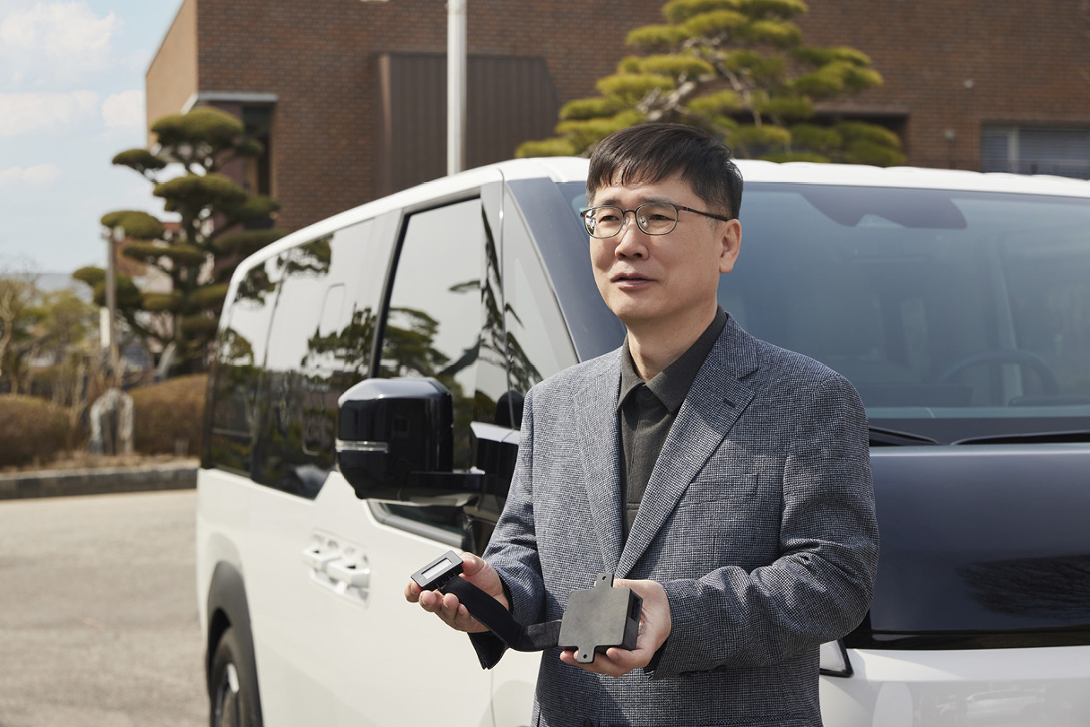연구원이 기술에 대한 질의에 답변하고 있다