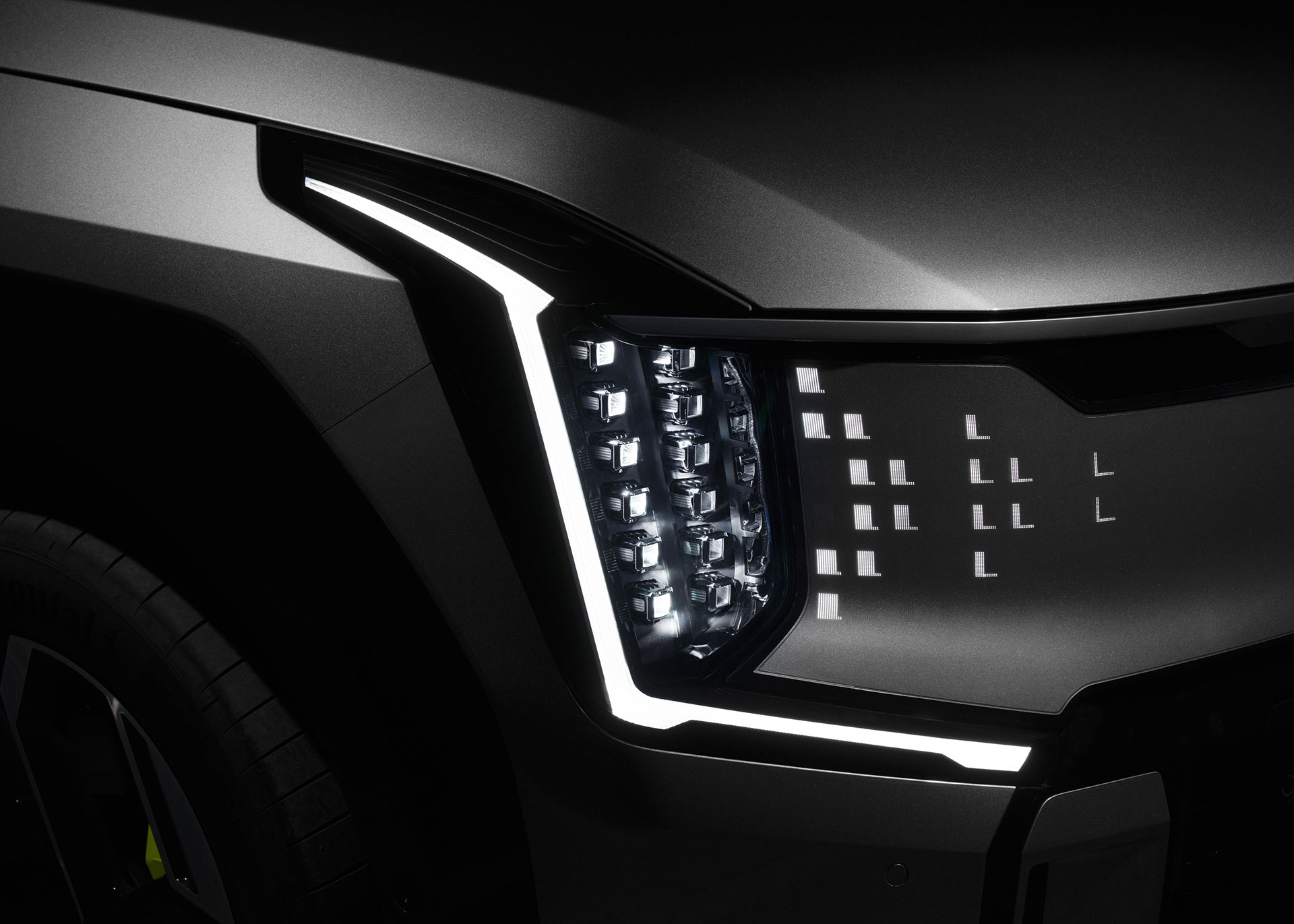 EV9 GT 차량의  정측면 헤드램프