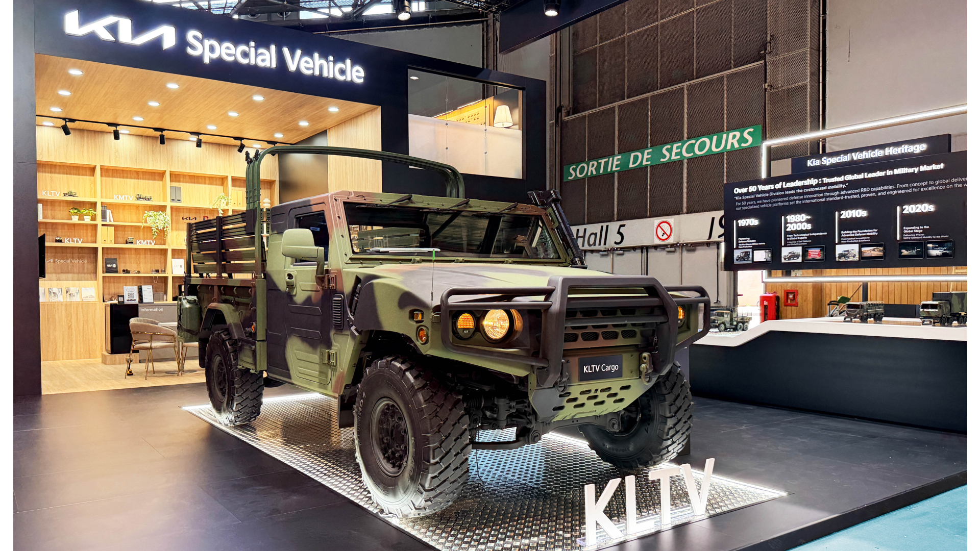 ‘Eurosatory 2026’에 전시된 소형 전술차(KLTV, Kia Light Tactical Vehicle) 2인용 카고 차량
