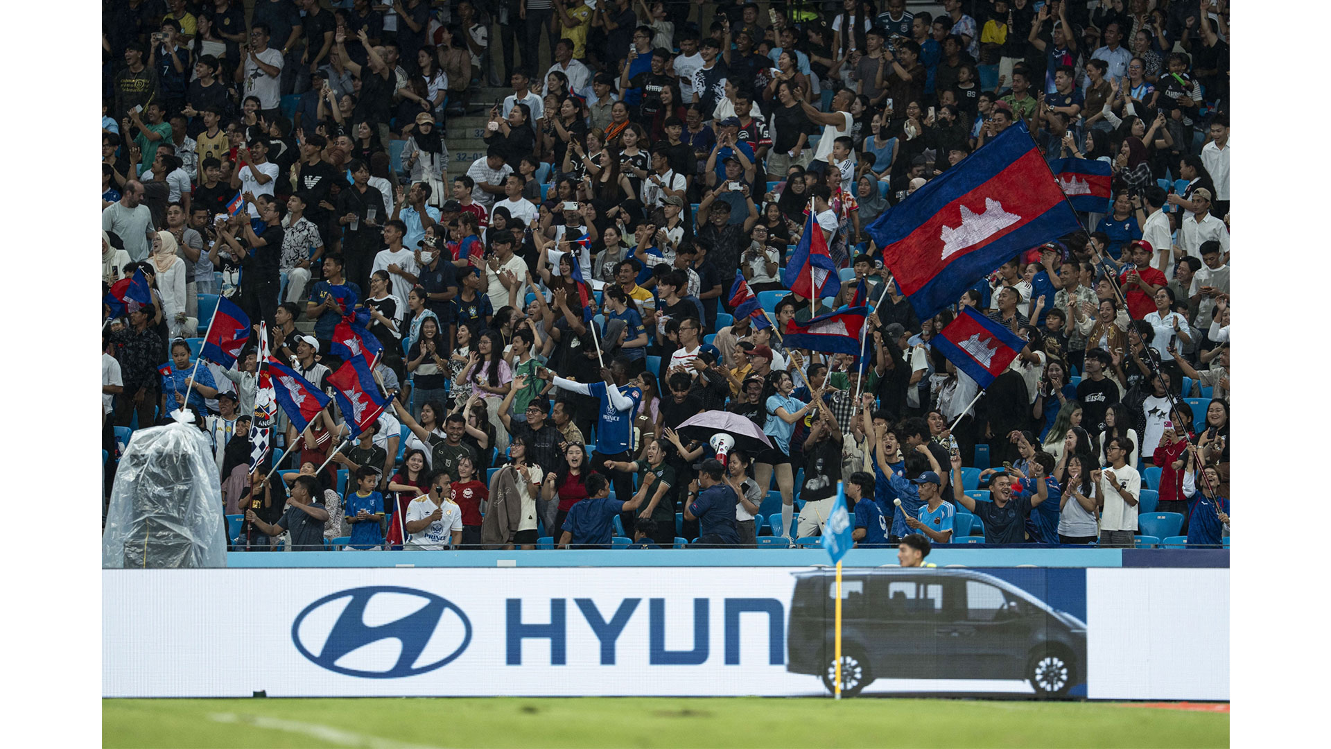 개막전 응원 중인 동남아 축구 팬들