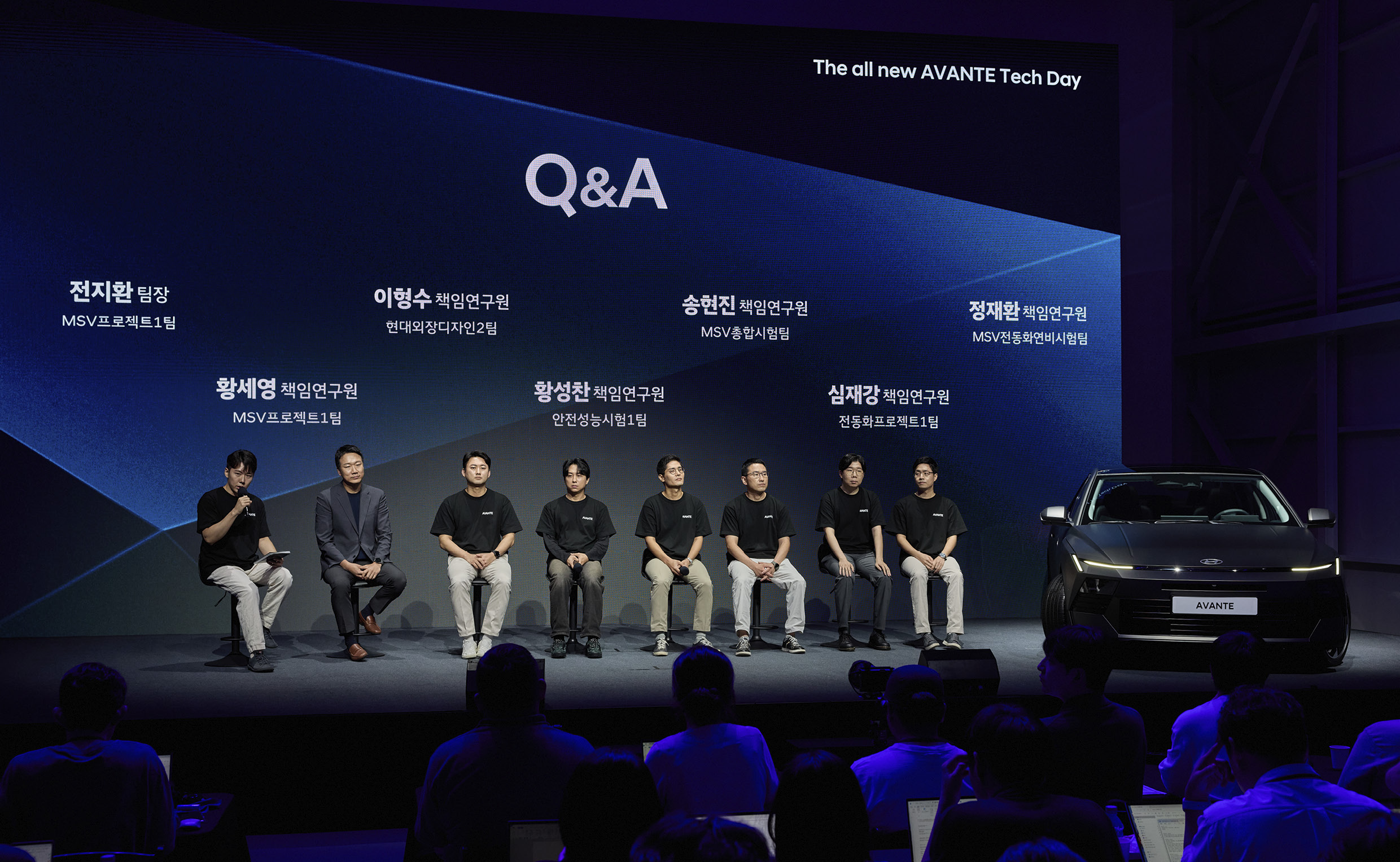디 올 뉴 아반떼 테크데이에서 미디어 Q&A를 진행 중인 발표자들의 모습