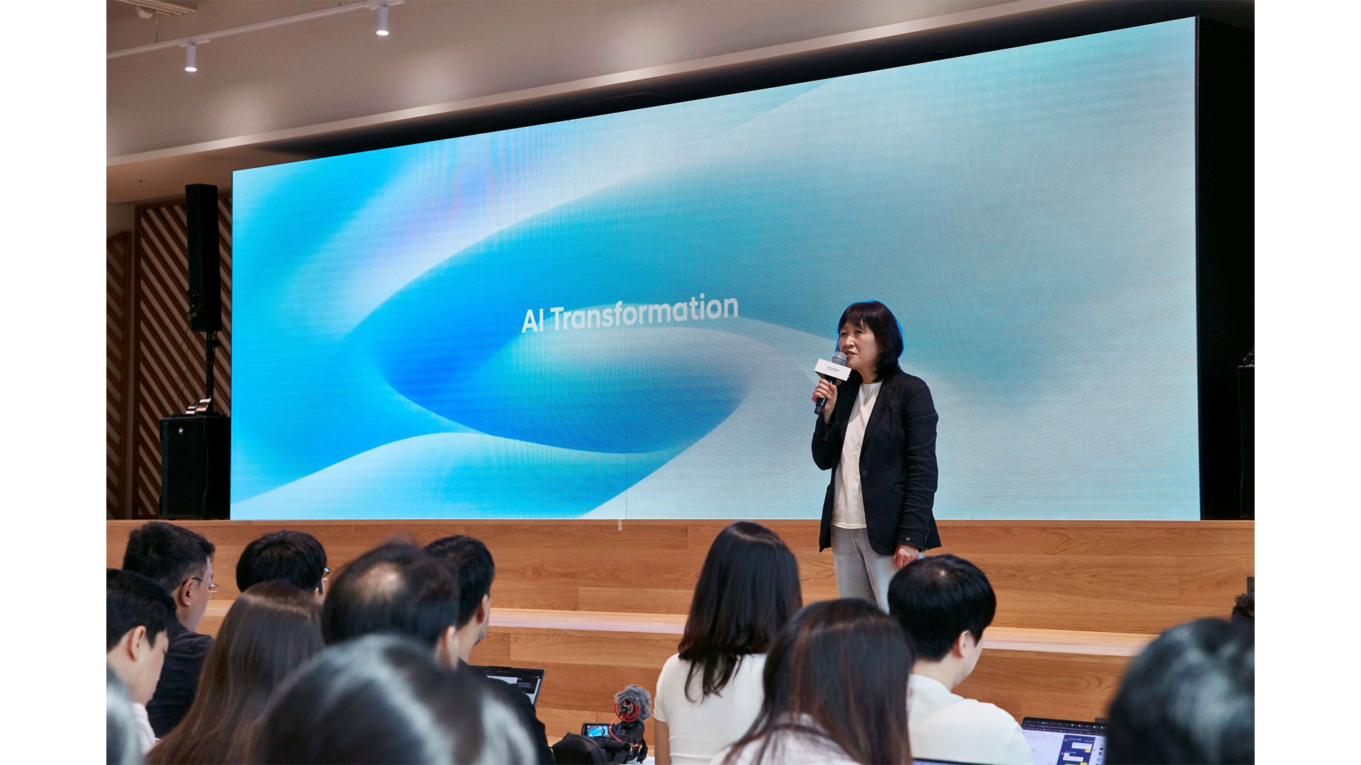 12일(수) 양재 본사에서 열린 ‘현대차그룹 AX 성과 발표회(Beyond AI, Transforming the Way We Work)’에서 현대차·기아 ICT담당 진은숙 사장이 발표하는 모습