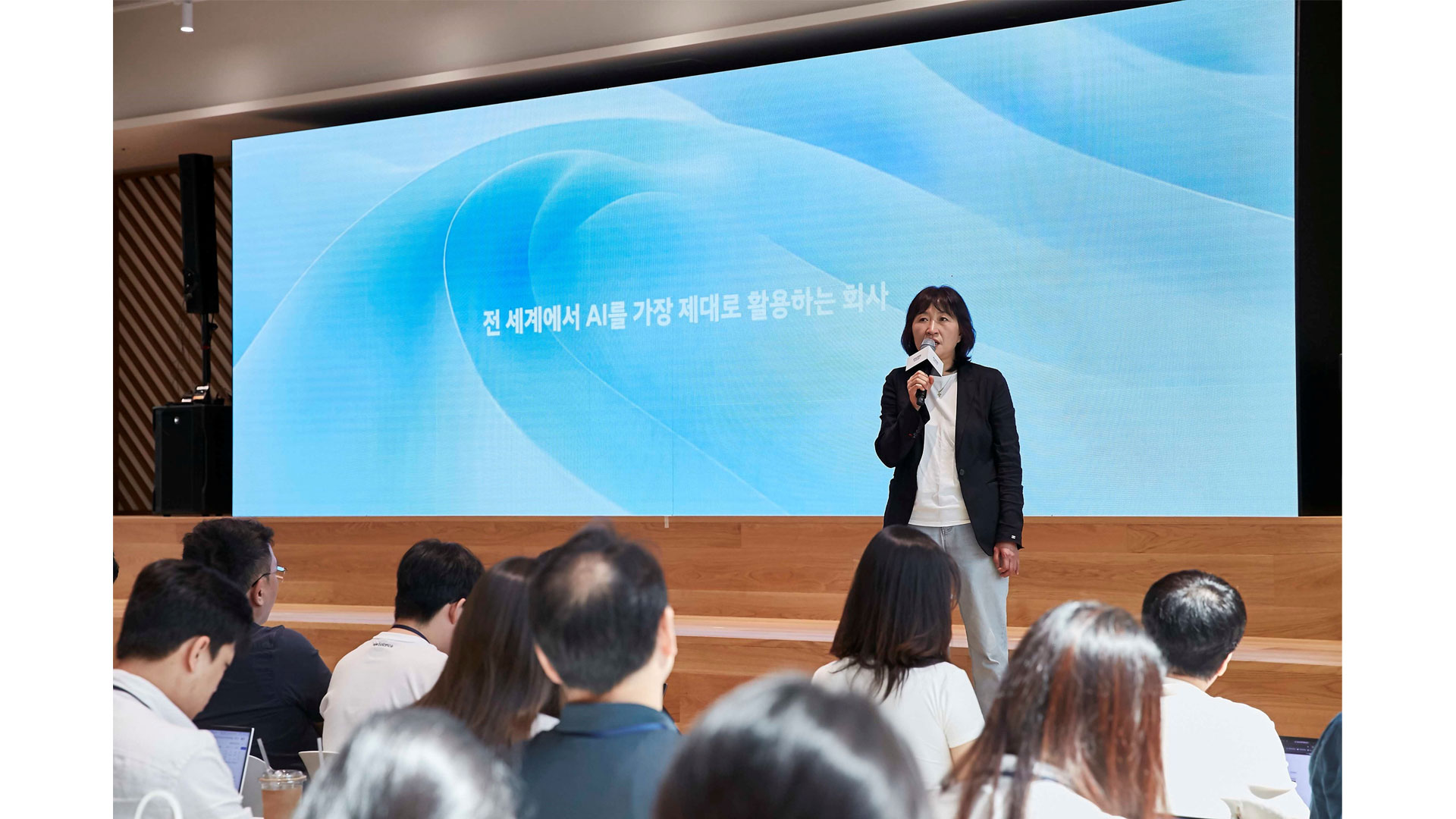 12일(수) 양재 본사에서 열린 ‘현대차그룹 AX 성과 발표회(Beyond AI, Transforming the Way We Work)’에서 현대차·기아 ICT담당 진은숙 사장이 발표하는 모습