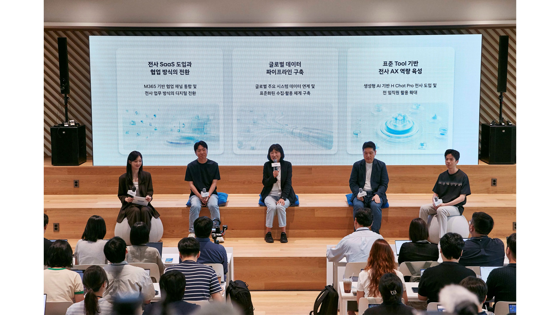 12일(수) ‘현대차그룹 AX 성과 발표회’에서 (왼쪽부터) 현대차 제네시스고객경험팀 장영석 책임매니저, 현대차·기아 ICT담당 진은숙 사장, 정보보안2실 이상홍 상무, 웹프론트엔드개발팀 서창윤 책임매니저가 발표하는 모습