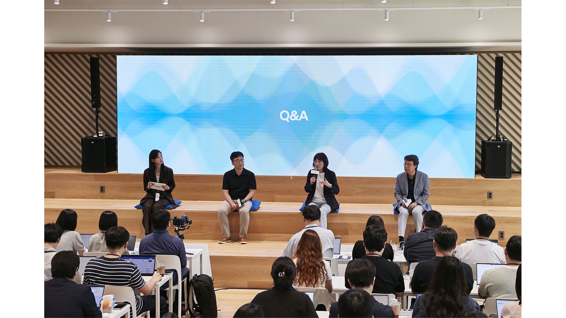 12일(수) ‘현대차그룹 AX 성과 발표회’에서 (왼쪽부터) 현대차·기아 AX PMO분과 성화창 팀장, ICT담당 진은숙 사장, 머신러닝랩 박근한 상무가 Q&A 세션을 진행하는 모습