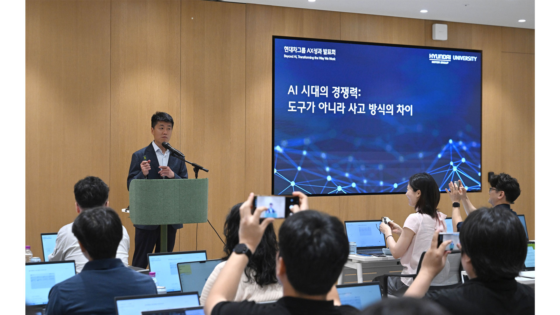 12일(수) ‘현대차그룹 AX 성과 발표회’에서 현대오토에버 류석문 대표가 '바이브 코딩(Vibe Coding)' 실습 세션을 진행하는 모습