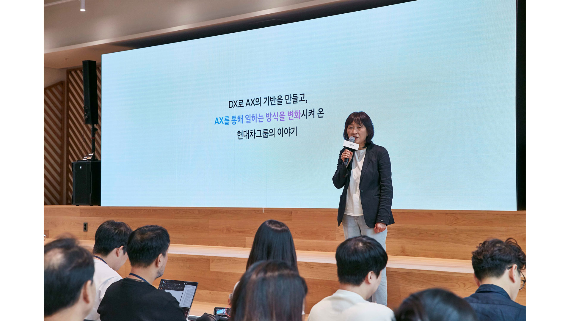 12일(수) 양재 본사에서 열린 ‘현대차그룹 AX 성과 발표회(Beyond AI, Transforming the Way We Work)’에서 현대차·기아 ICT담당 진은숙 사장이 발표하는 모습