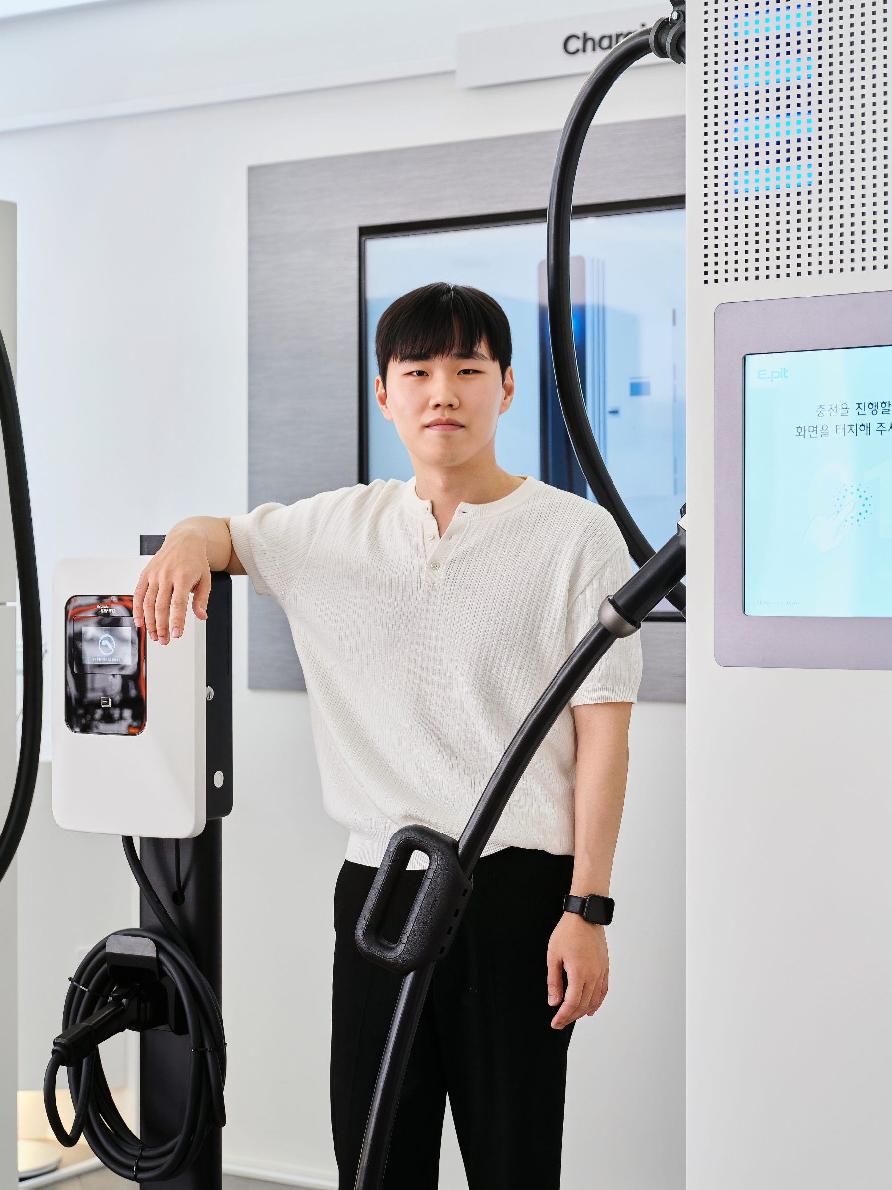 인터뷰 중인 EV충전기개발팀 현승훈 연구원