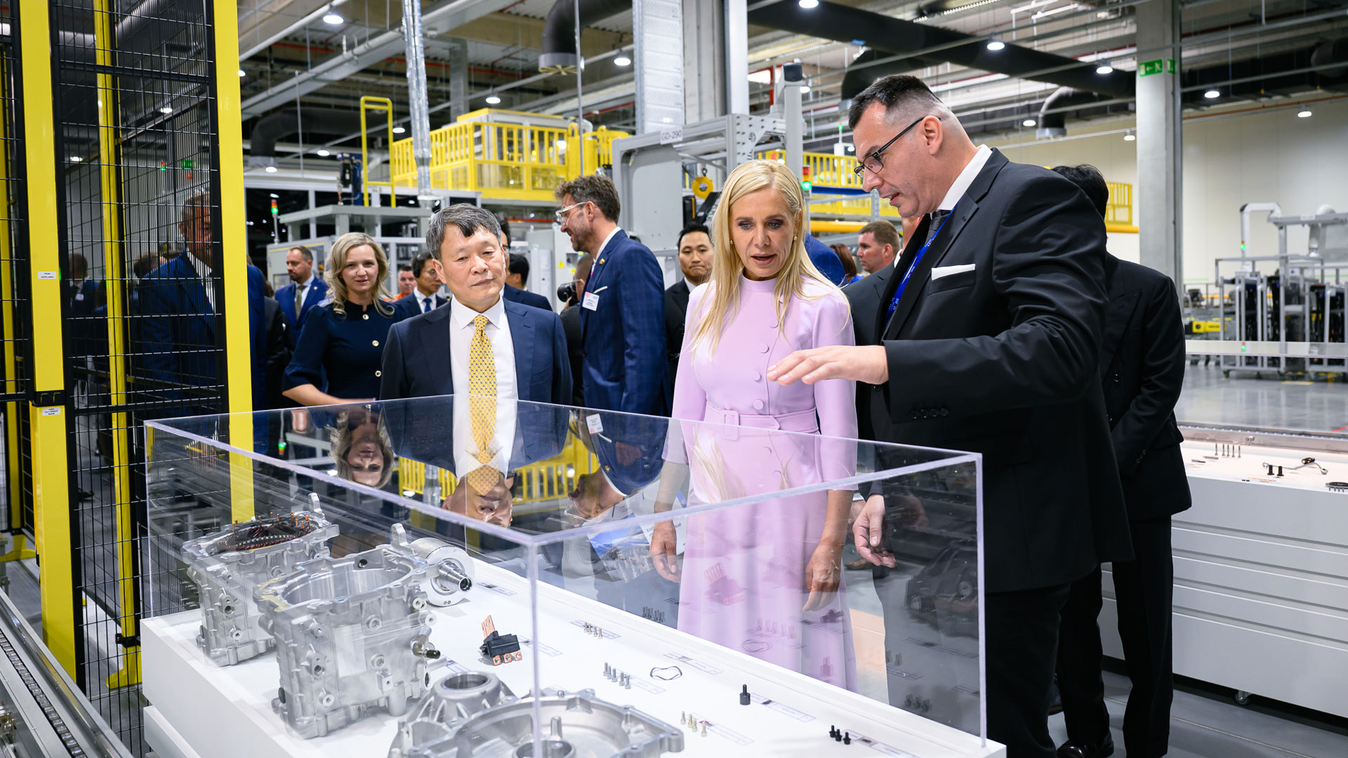 At the Hyundai Mobis Nováky new plant opening ceremony on the 2nd (local time), Slovak Minister of Economy Denisa Saková (center, front row) listens to an explanation of the PE system together with Hyundai Mobis President Lee Gyu-seok.