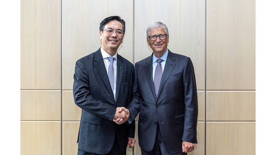 Hyundai E&C CEO Hanwoo Lee (left) poses for a commemorative photo with TerraPower Board Chairman Bill Gates following their meeting.