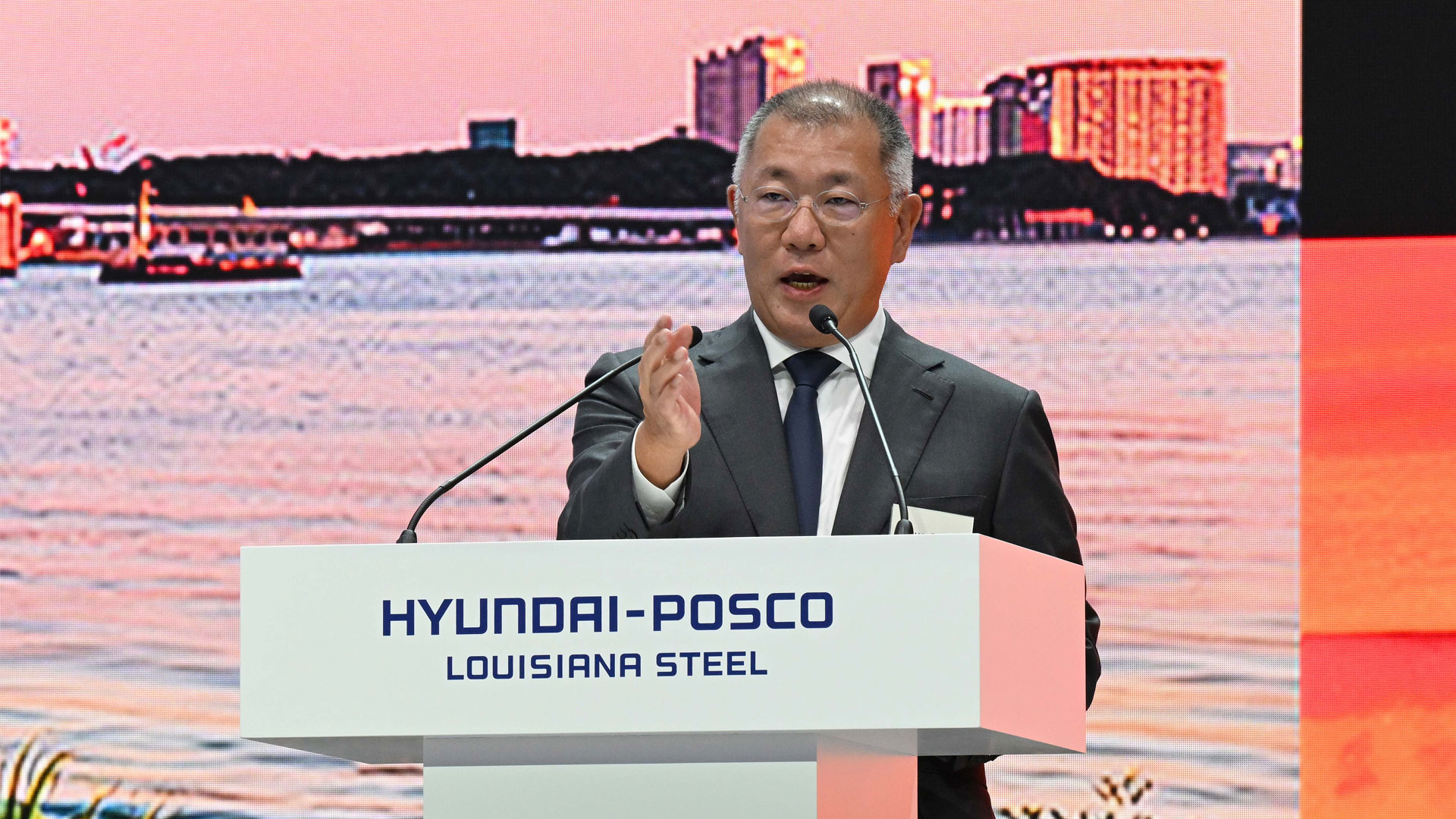 Hyundai Motor Group Executive Chair Euisun Chung delivers welcoming remarks at the groundbreaking ceremony.