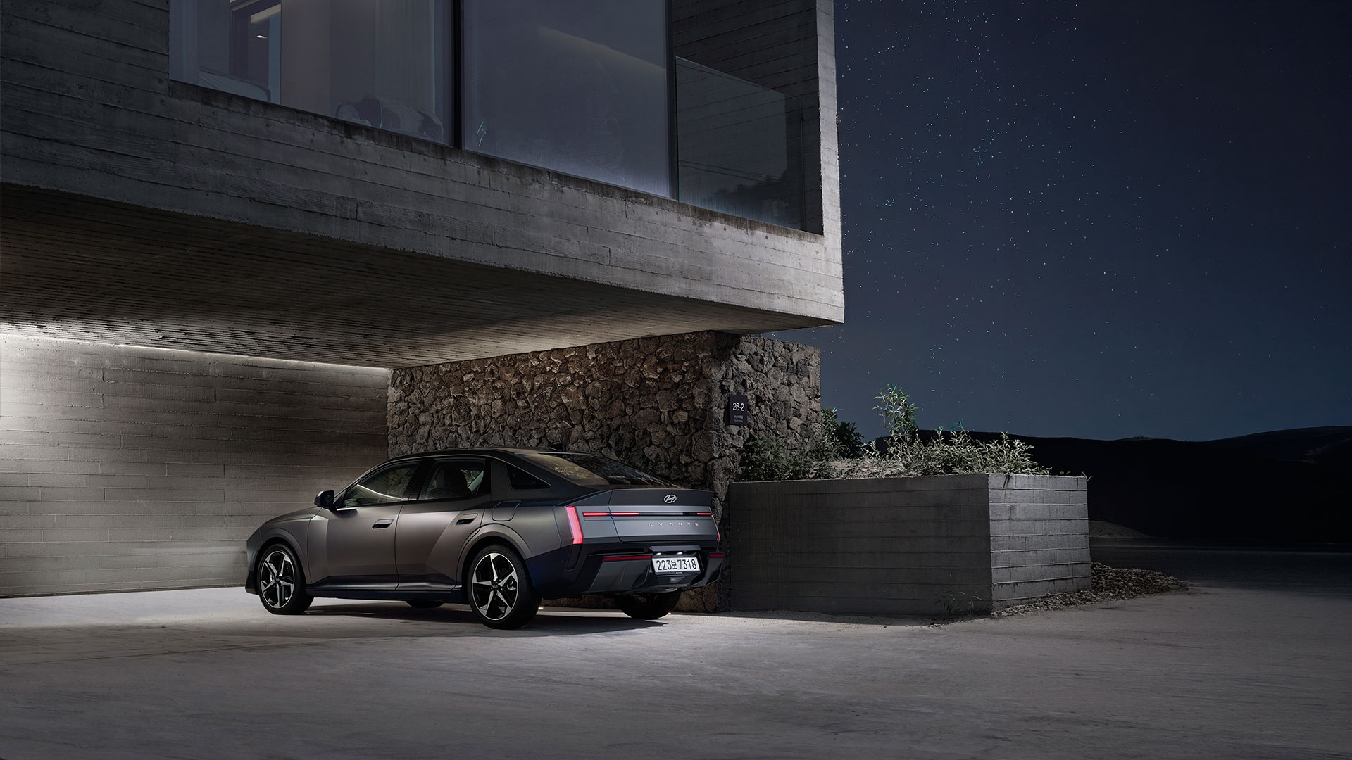 콘크리트 차고에 주차된 현대자동차 디 올 뉴 아반떼의 후측면