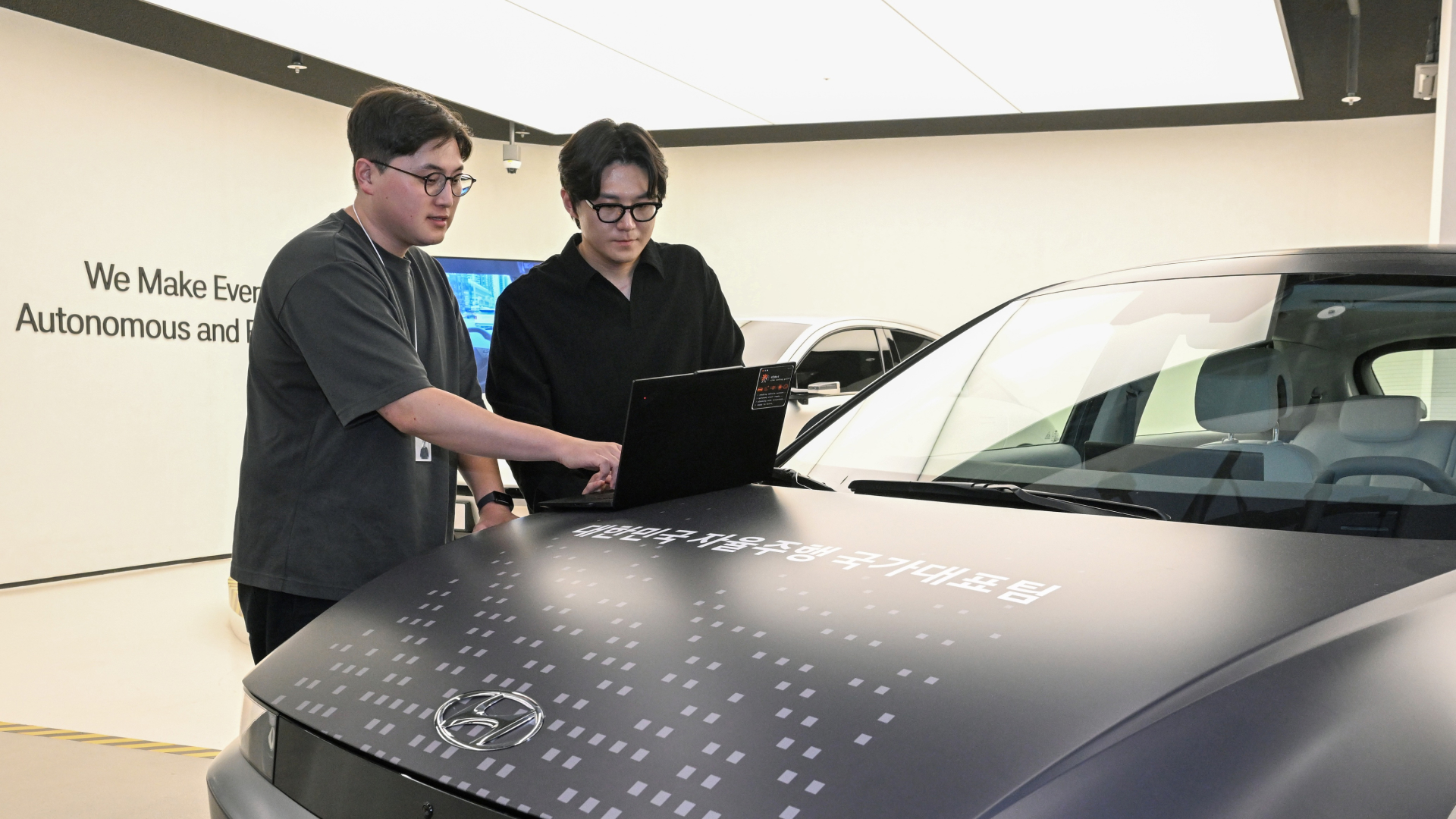 42dot 연구원들이 '비히클 워크샵(Vehicle Workshop)'에서 자율주행 기술을 개발하고 있는 모습