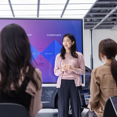 UX 연구 과정에서 사용자와 소통하는 모습2