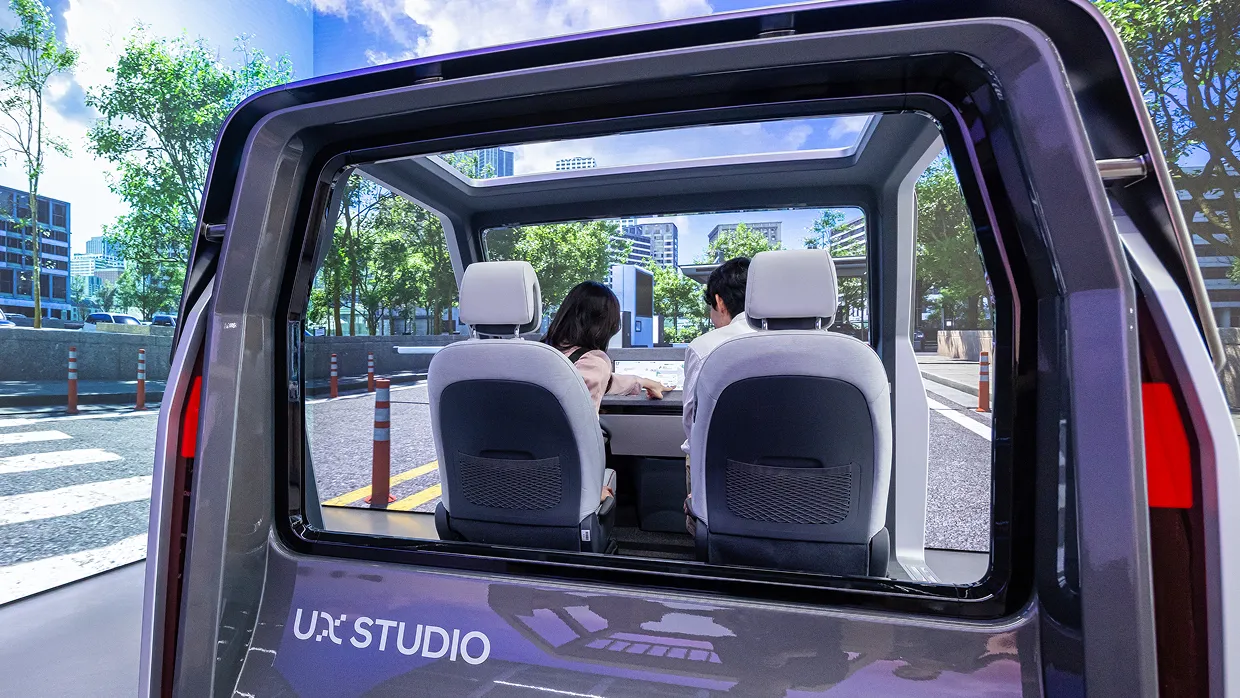 UX 기반의 미래 모빌리티 콘텐츠를 직접 체험하는 모습